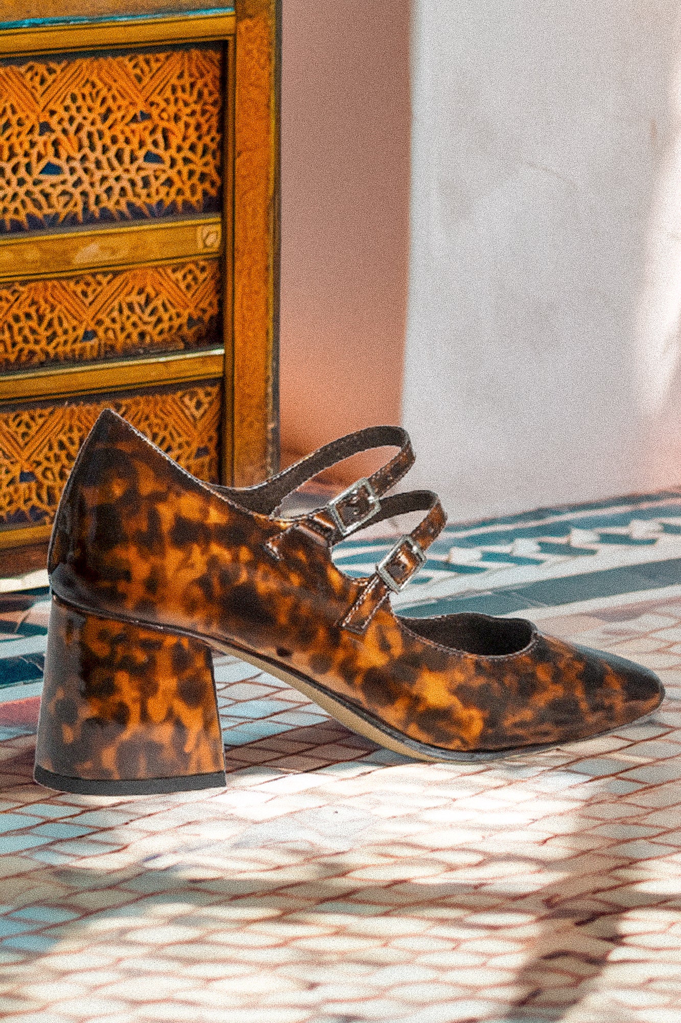 Pantofi din piele lăcuită cu toc de leopard