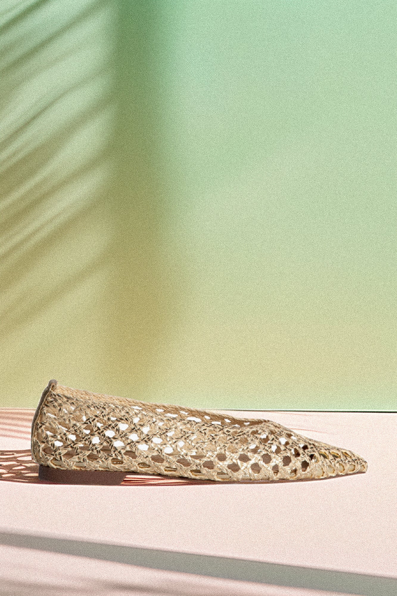 Плетени балерини с остър връх в златисто