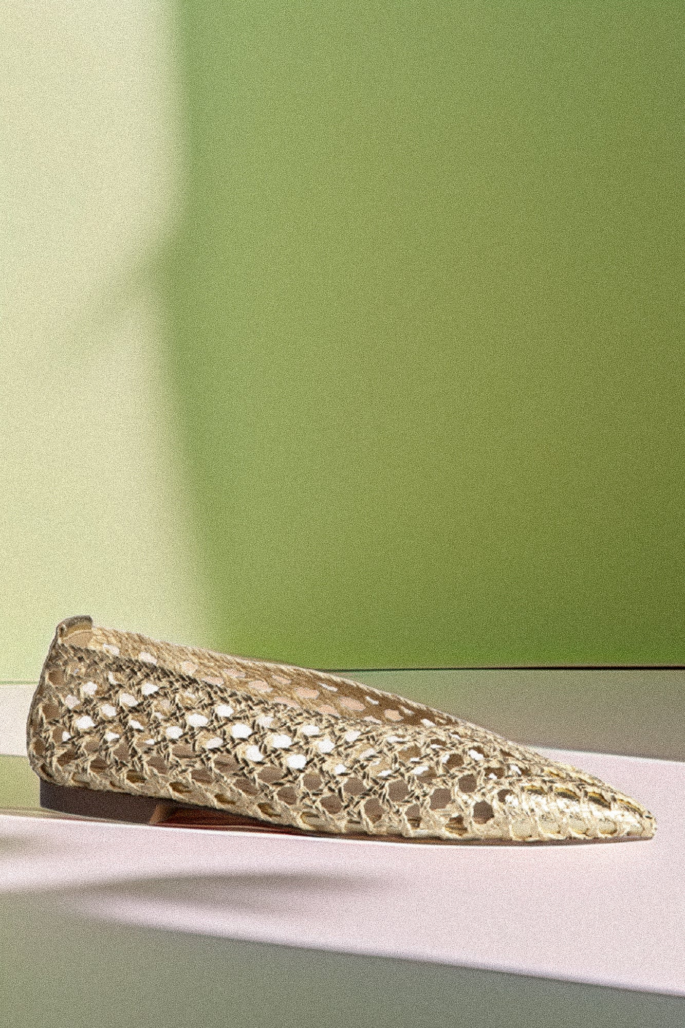 Плетени балерини с остър връх в златисто