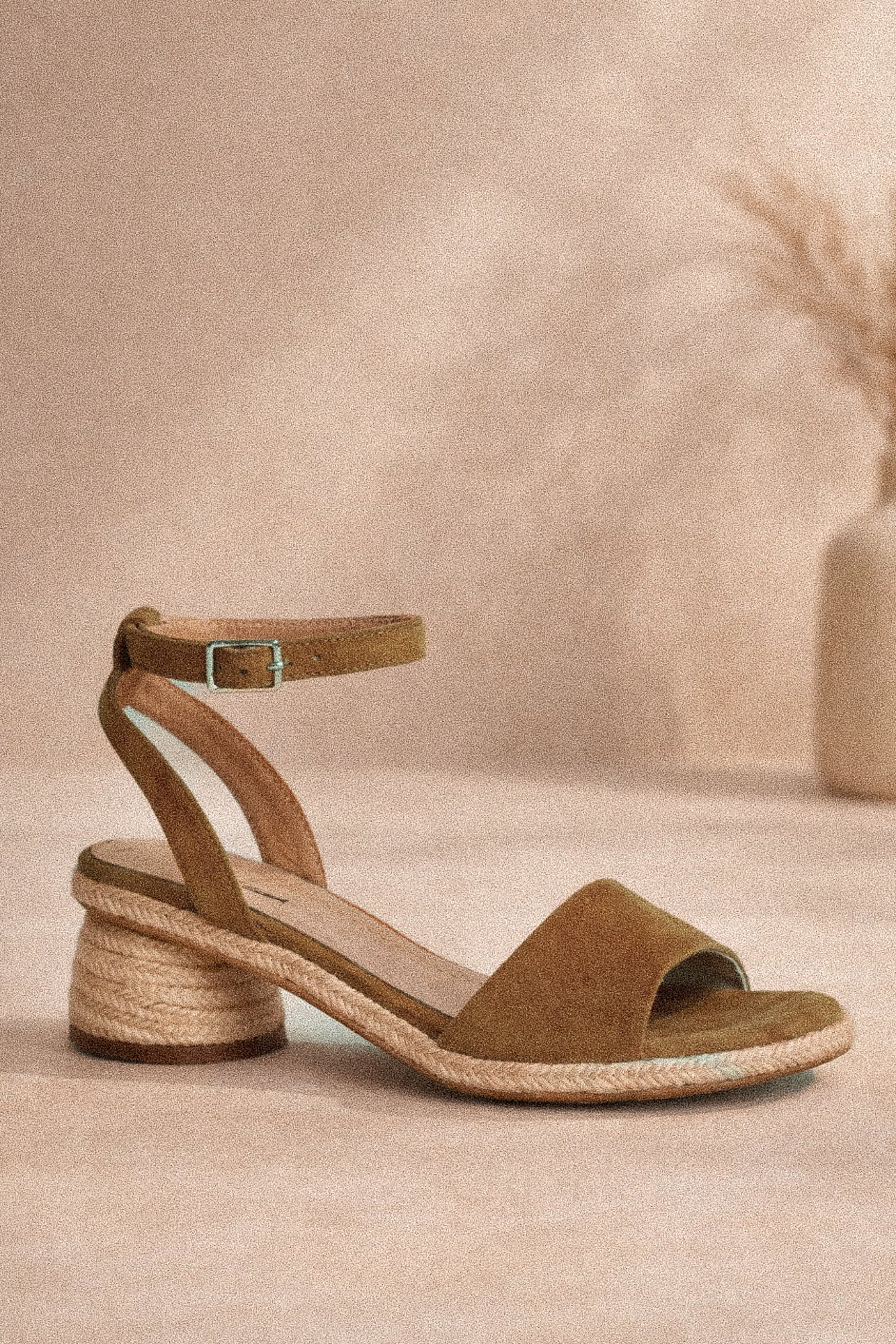 Сандал с плетен юта цилиндричен блок ток