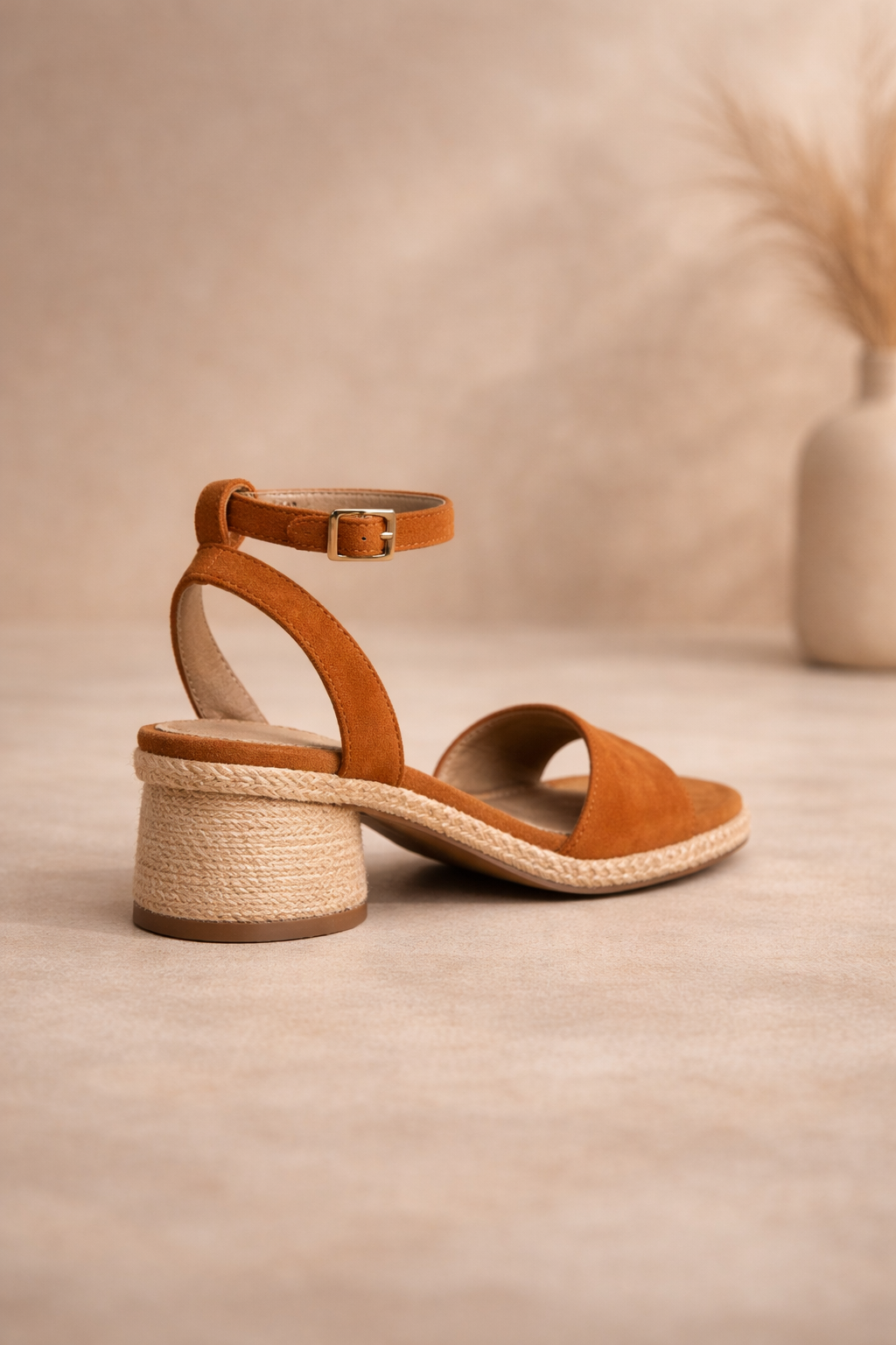 Сандал с плетен юта цилиндричен блок ток