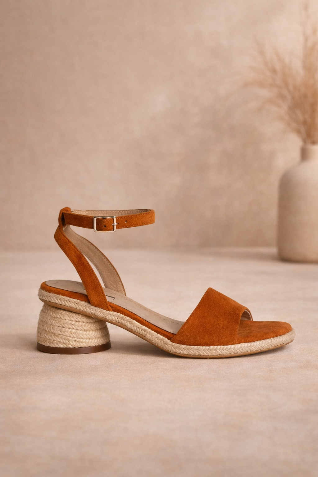 Сандал с плетен юта цилиндричен блок ток