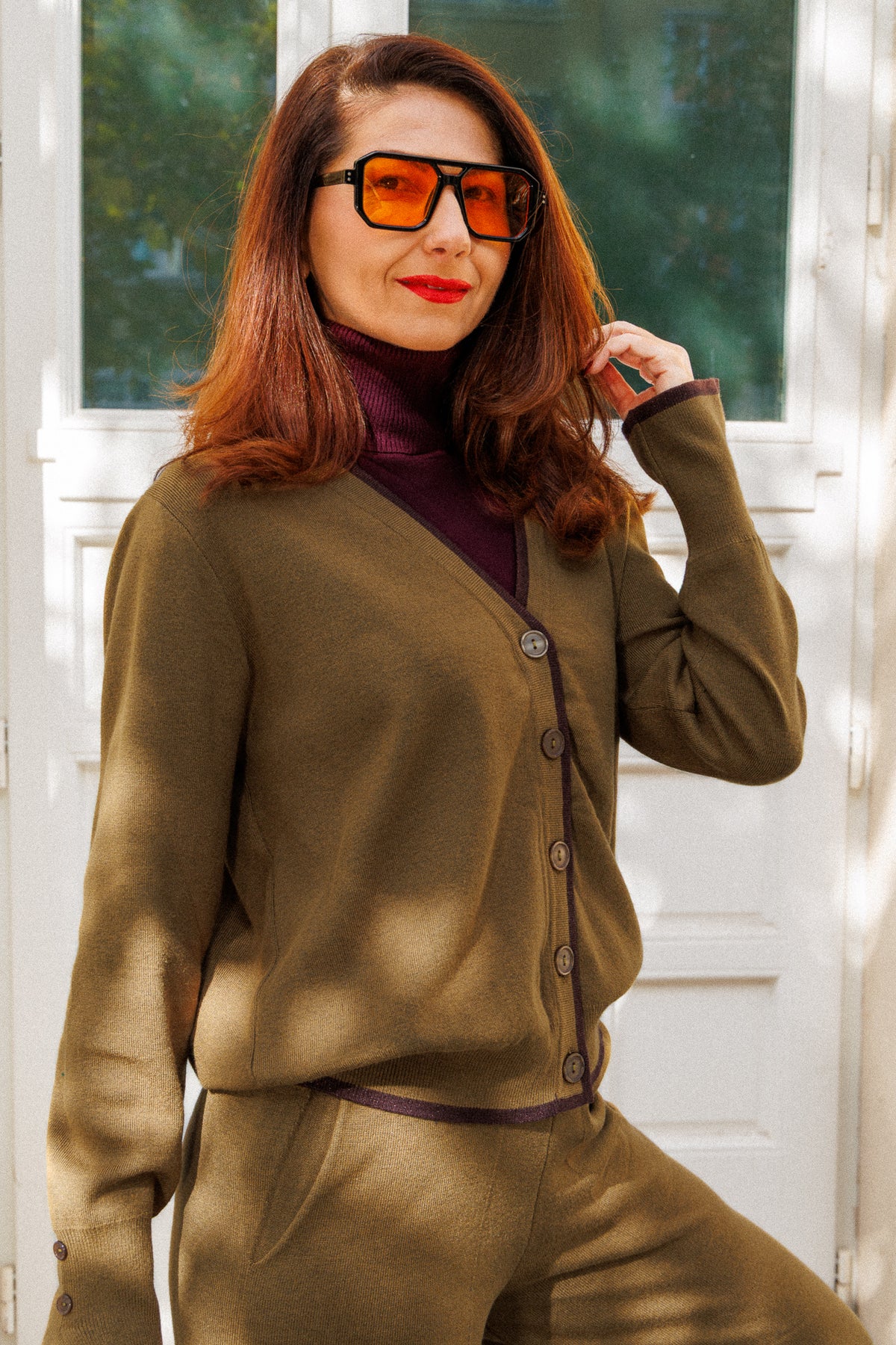 Set in a warm olive shade, made of viscose with contrasting trim.