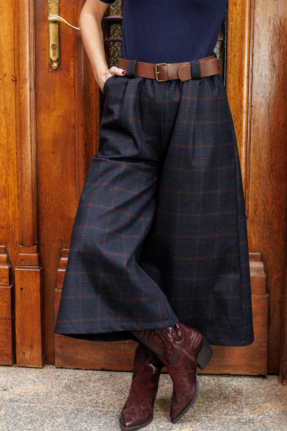Plaid culotte shorts with wide legs and a belt