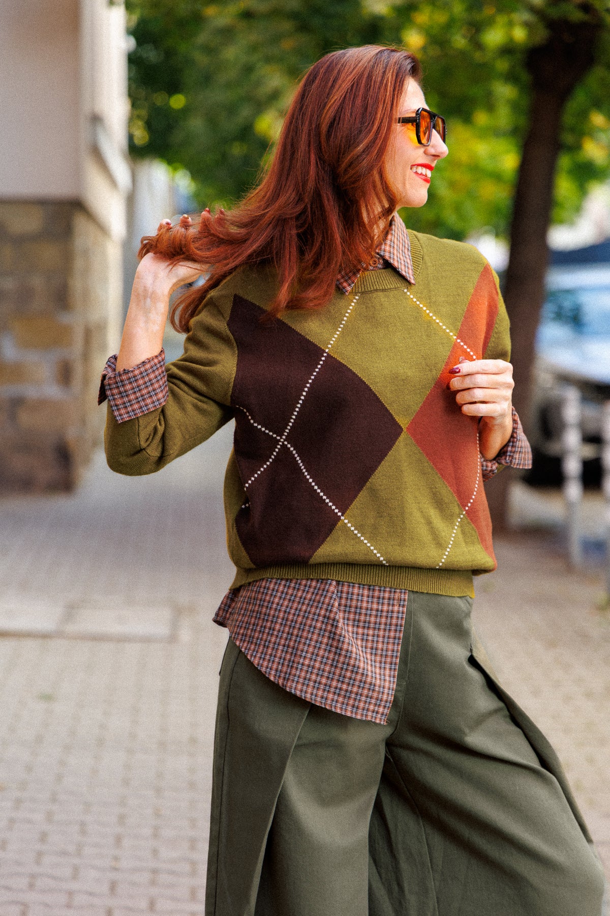 Diamond-patterned sweater in olive green and brick red