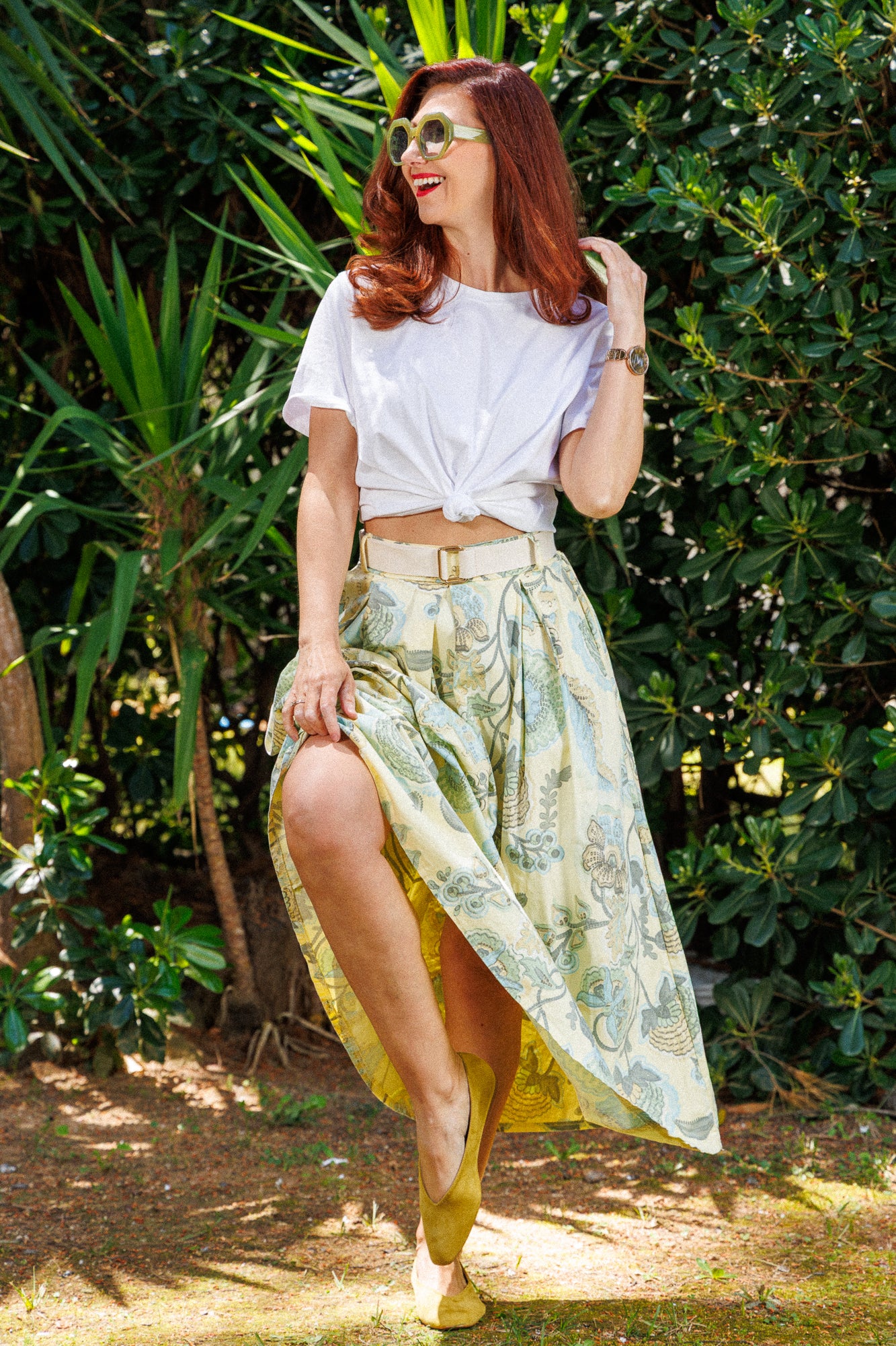 Midi skirt with floral print and belt