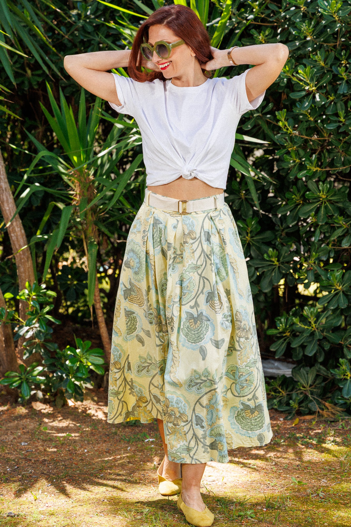 Midi skirt with floral print and belt