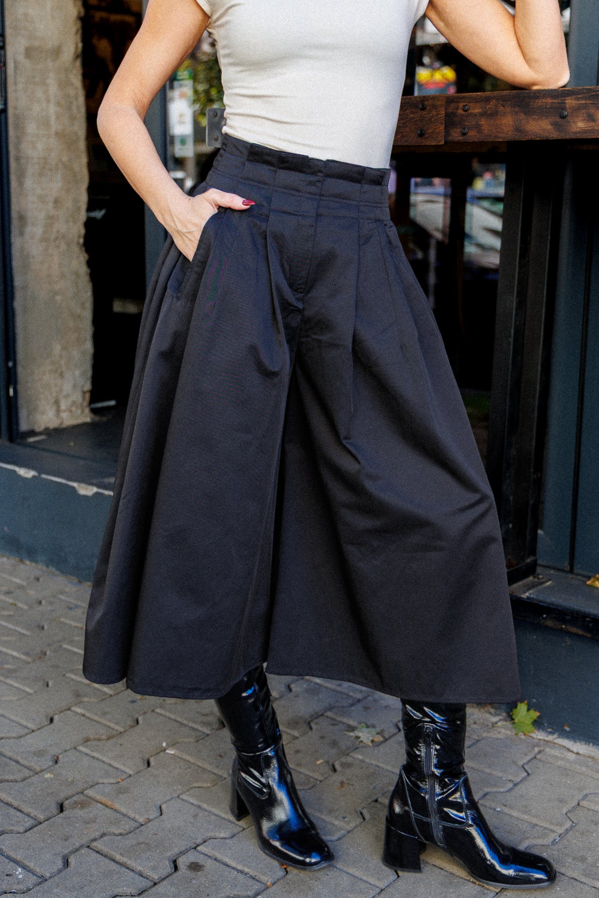 Cotton skort with a high waist and pleats