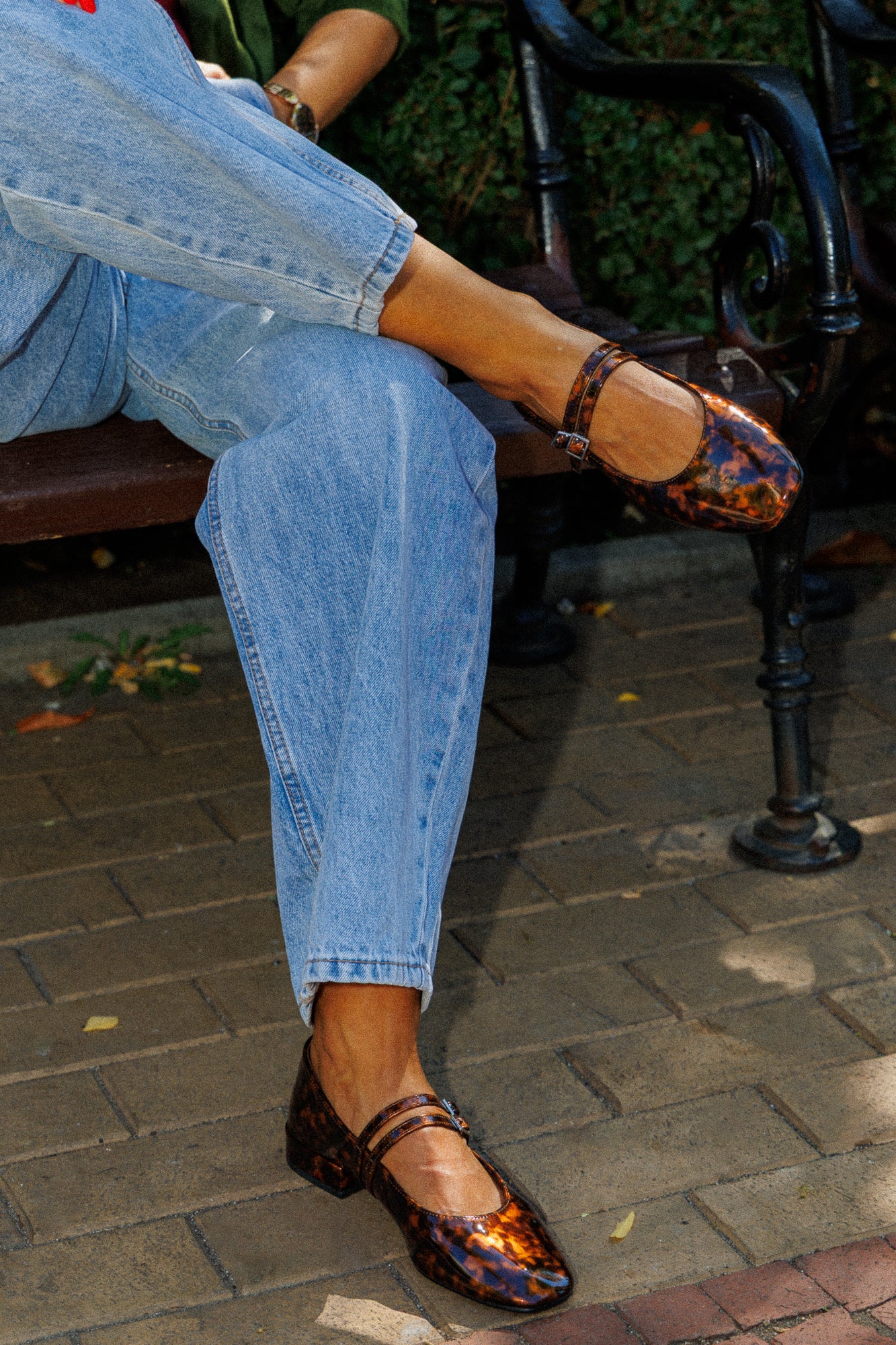 Обувки с нисък ток и лачено покритие Leopard