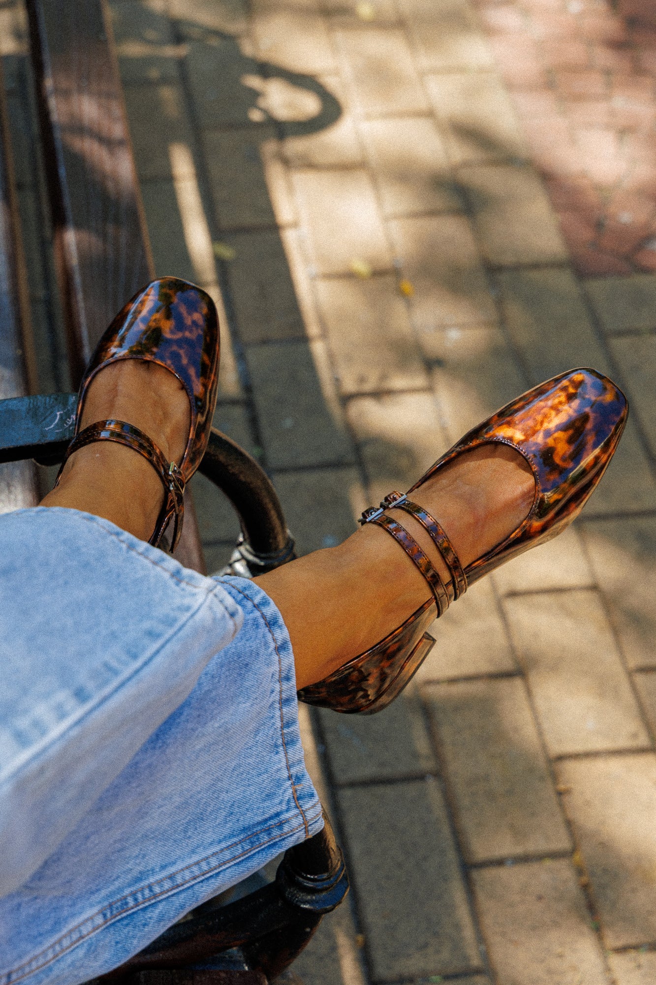 Обувки с нисък ток и лачено покритие Leopard