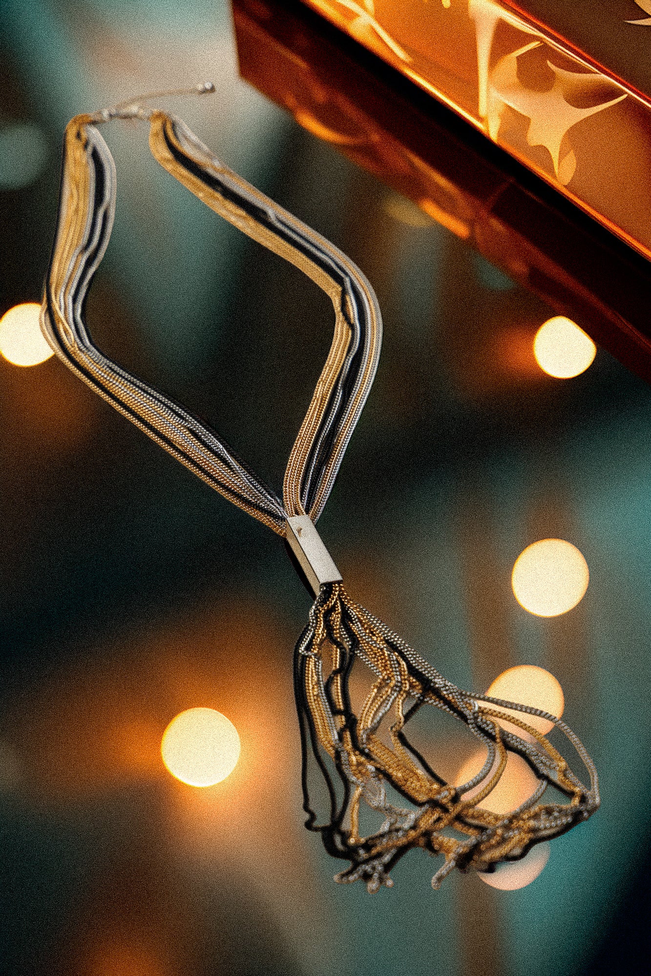 Colier auriu și negru!