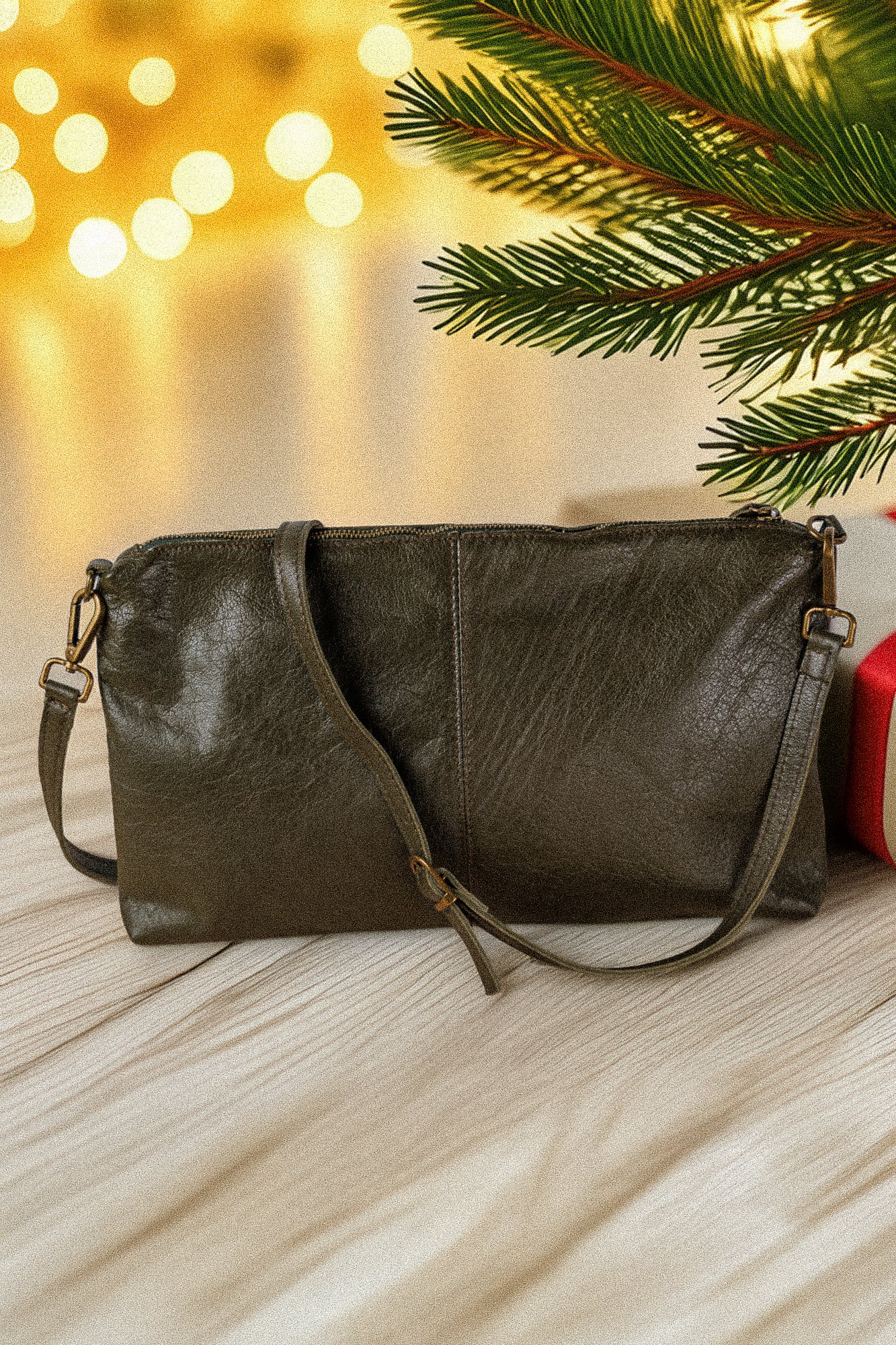 Leather clutch bag in green!