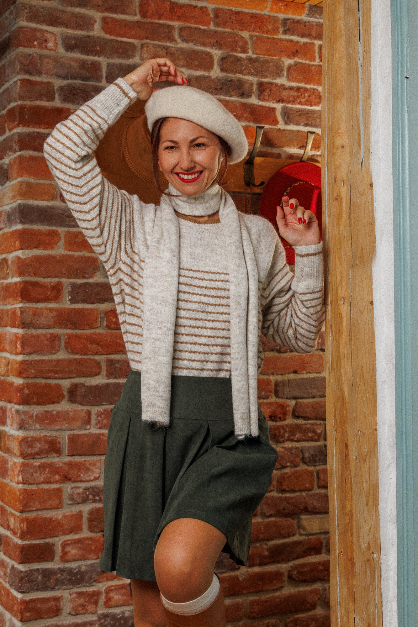 Супер чаровният пуловер с шалче!