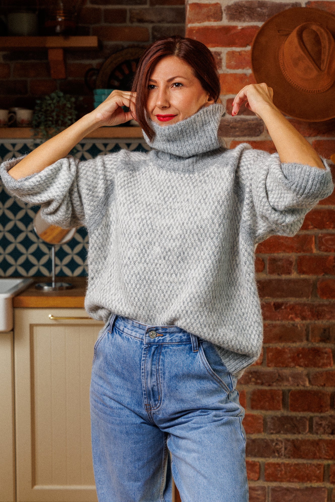 Обемен пуловер с жестока поло яка!