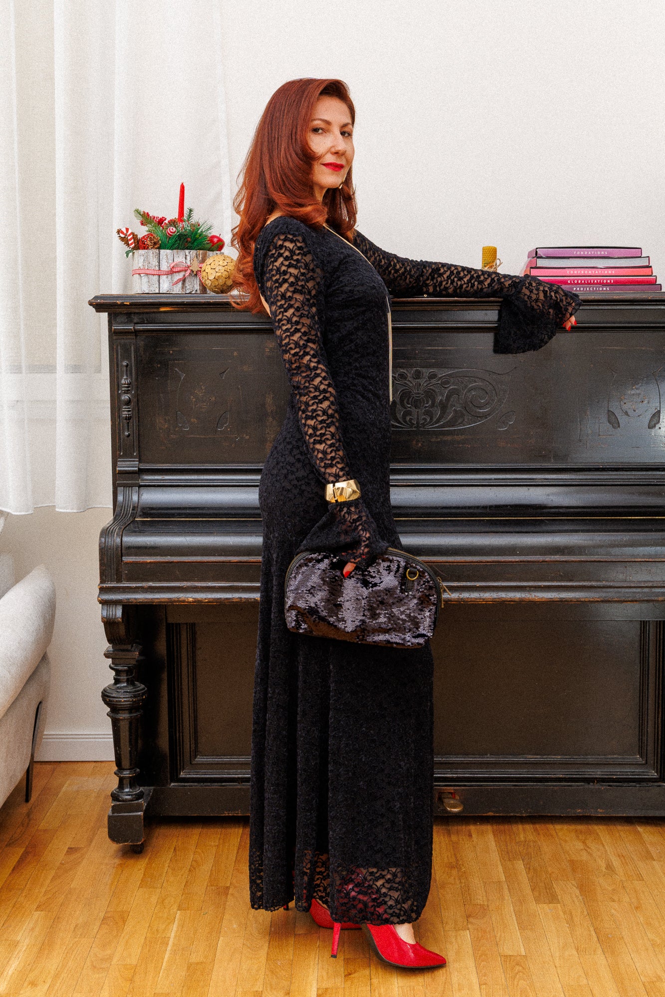 Long evening dress with an open back in black!