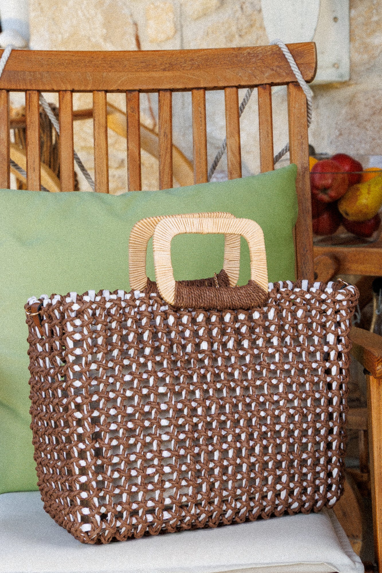 Кокетна плетена чанта!