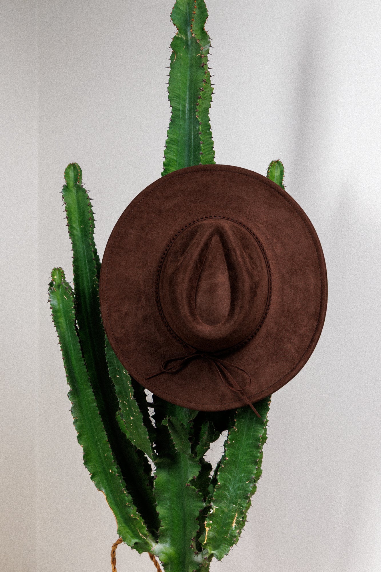 Шапка с периферия Dark Brown!