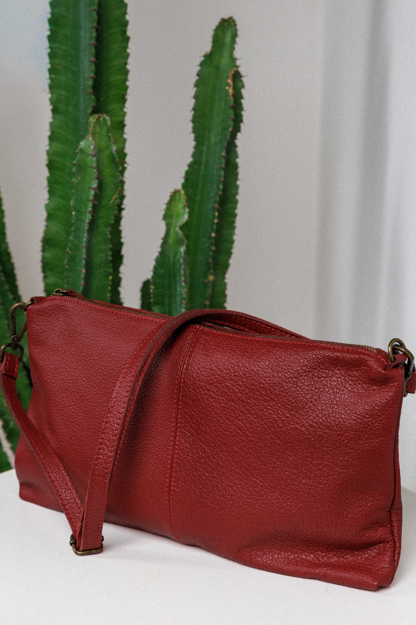 Кожена чанта-клъч в червено!