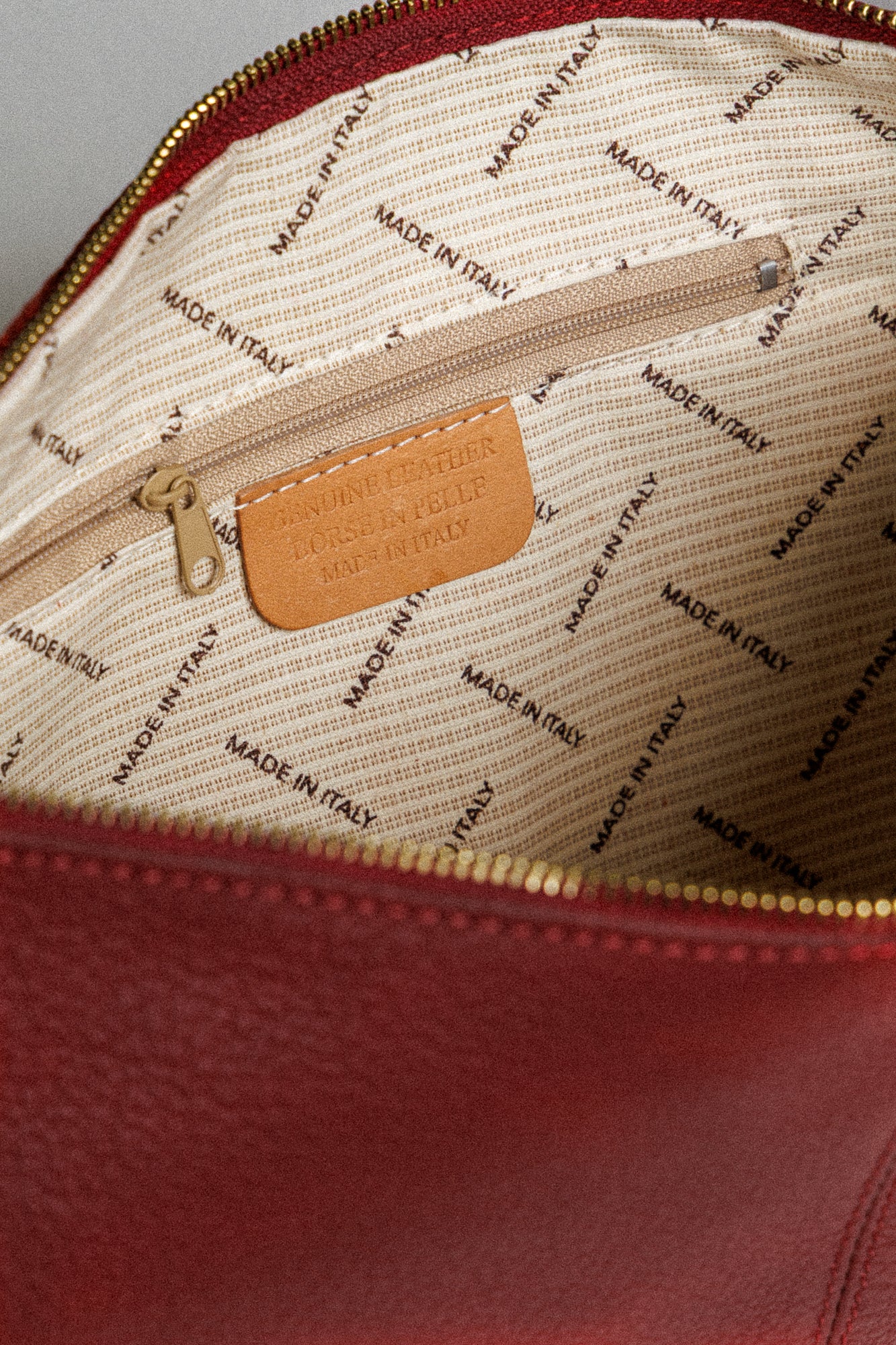 Кожена чанта-клъч в червено!