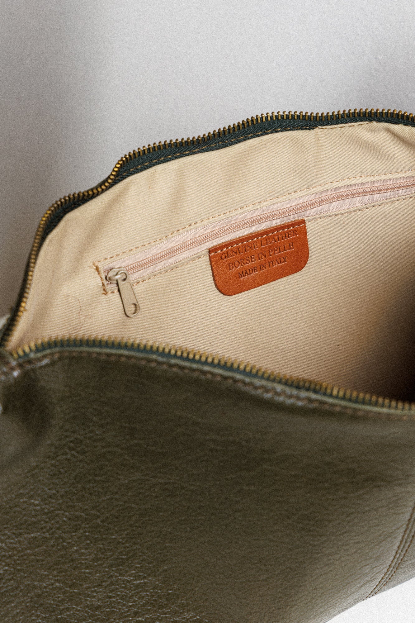 Кожена чанта-клъч в зелено!