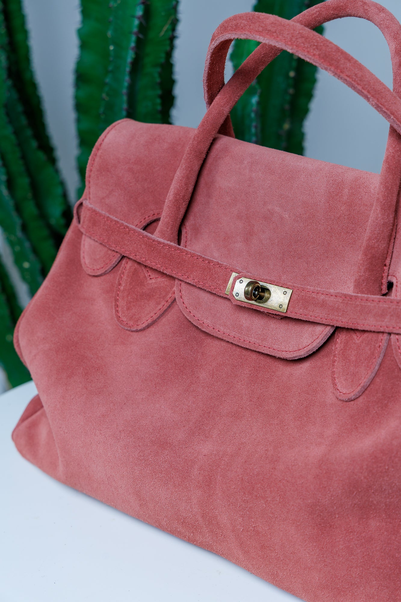 Естествена кожа, уникална, ежедневна, удобна, практична, голяма.