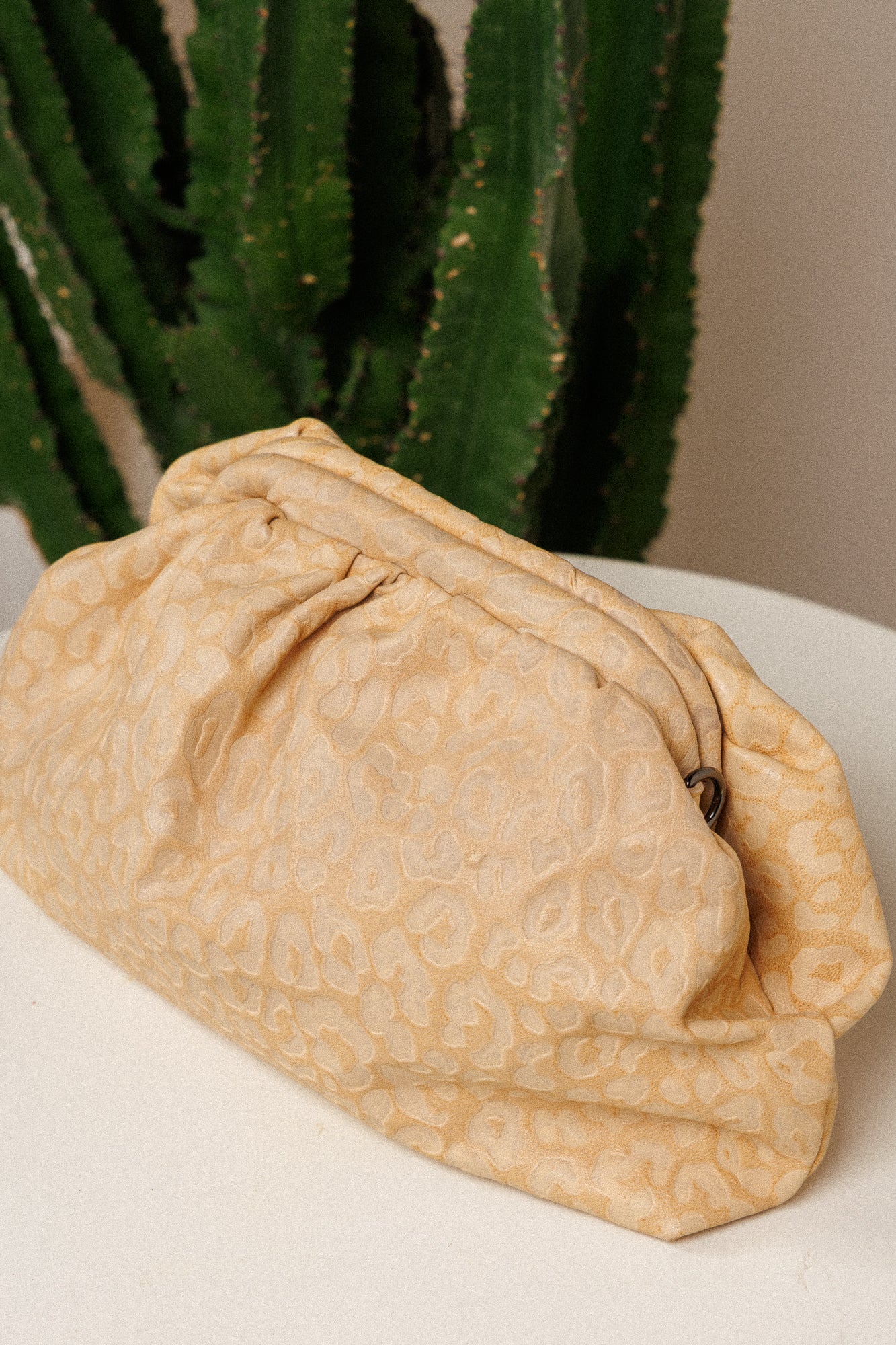 Geantă de mână din piele albă perlată super specială!