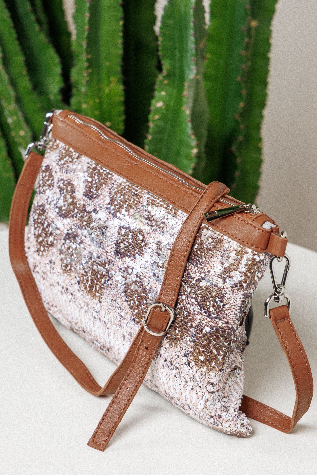 Poșetă din piele cu paiete și imprimeu animal print!