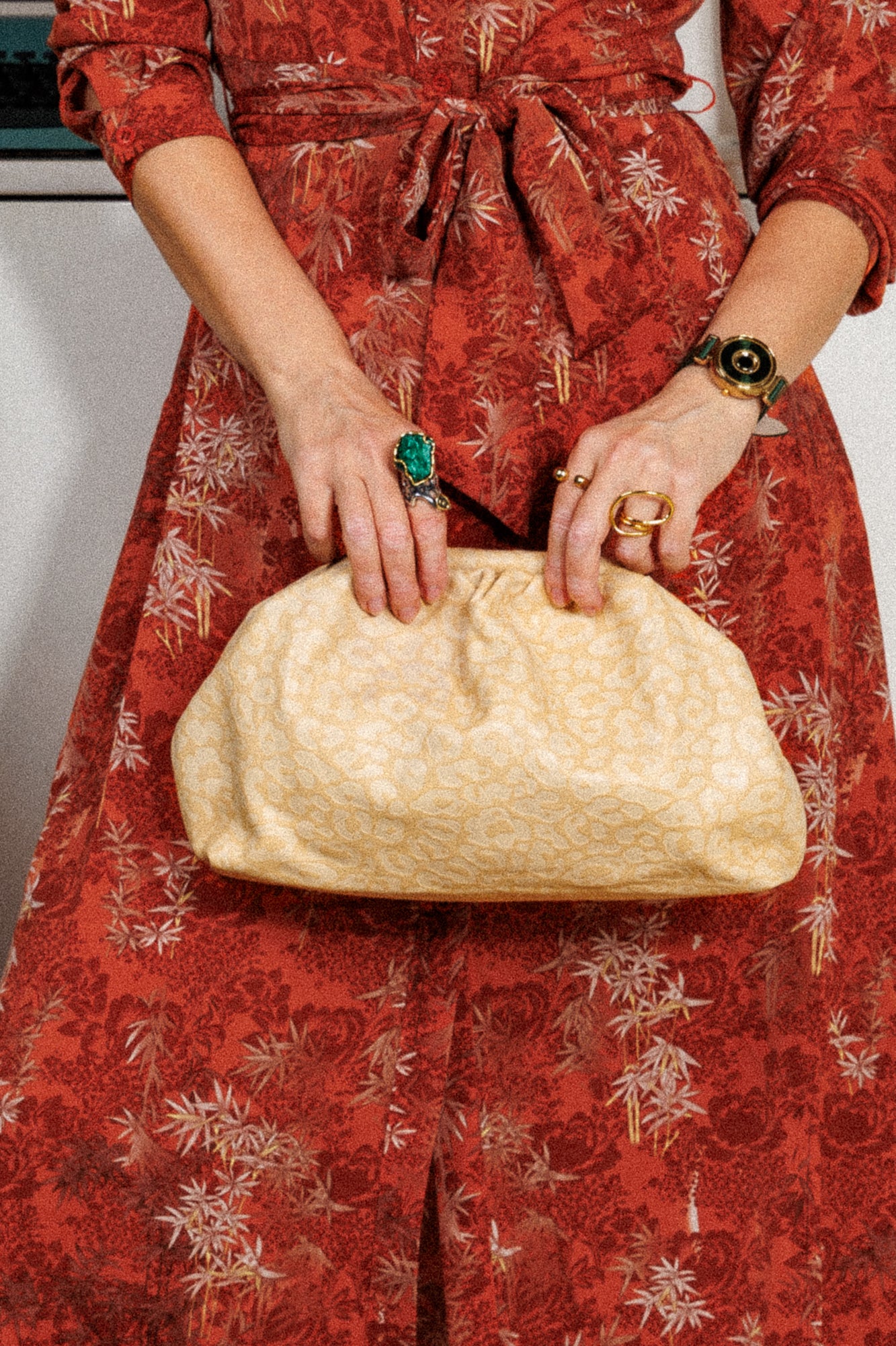 Geantă de mână din piele albă perlată super specială!