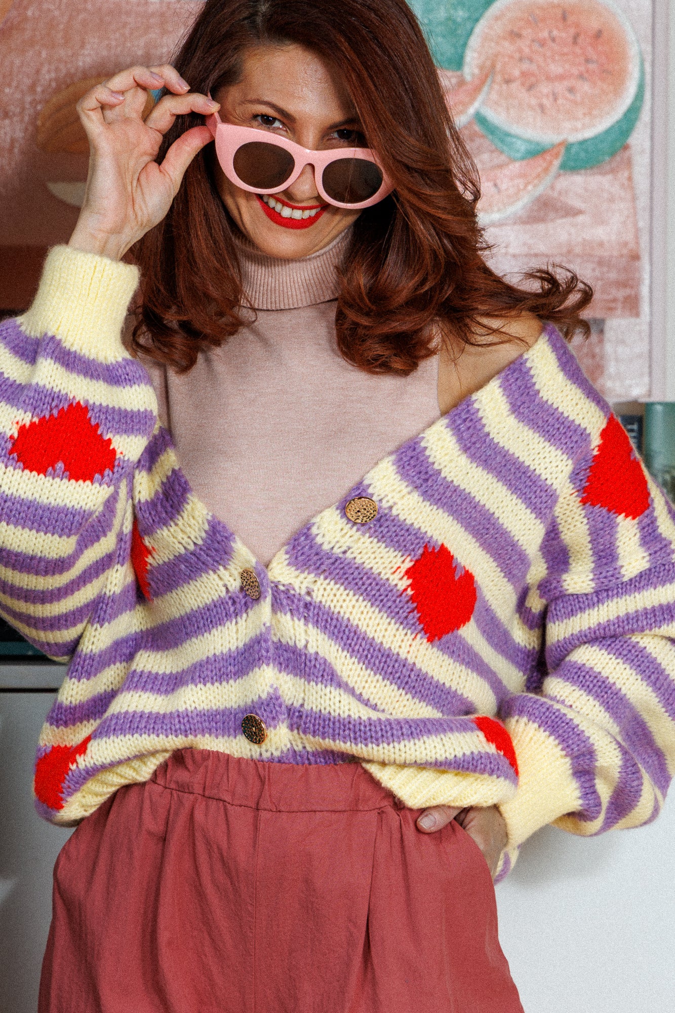 Обемна жилетка на червени сърца. Плетиво. Вълнена жилетка, oversize, яка жилетка, тренди.