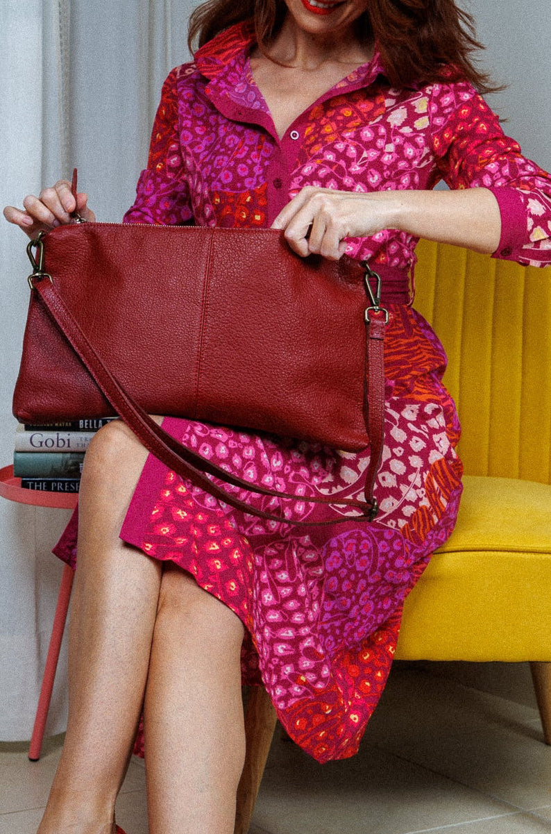 Кожена чанта-клъч в червено!