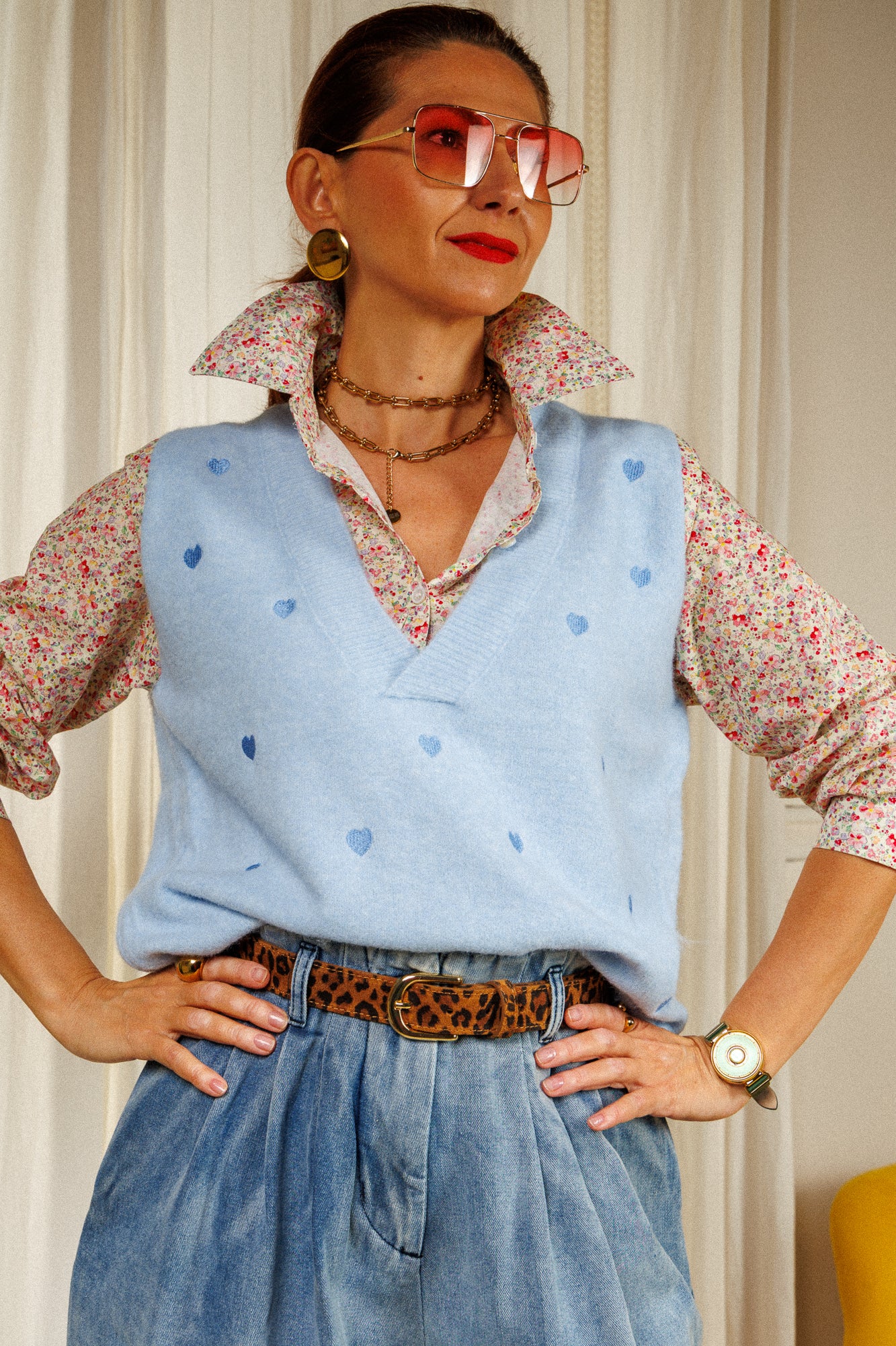 цветна риза с елек, сърчица, риза с пуловер на сърчица.