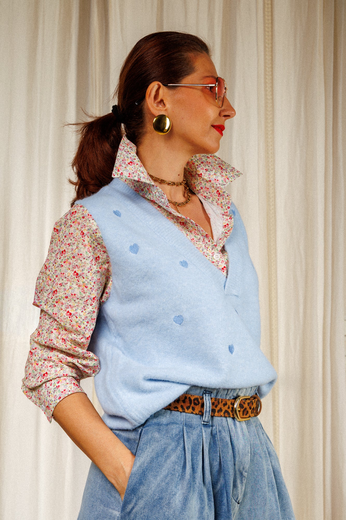 цветна риза с елек, сърчица, риза с пуловер на сърчица.