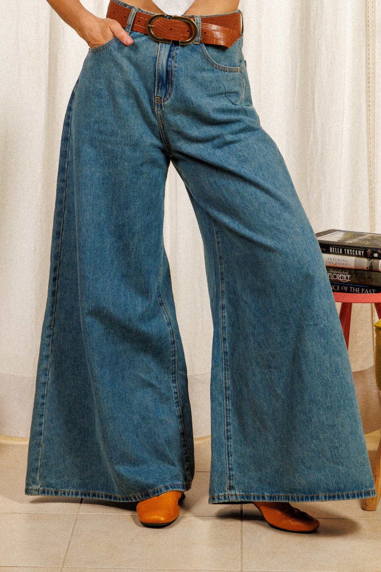 denim. дънки пола-панталон, дънки с широки крачоли. висока талия, сини дънки.