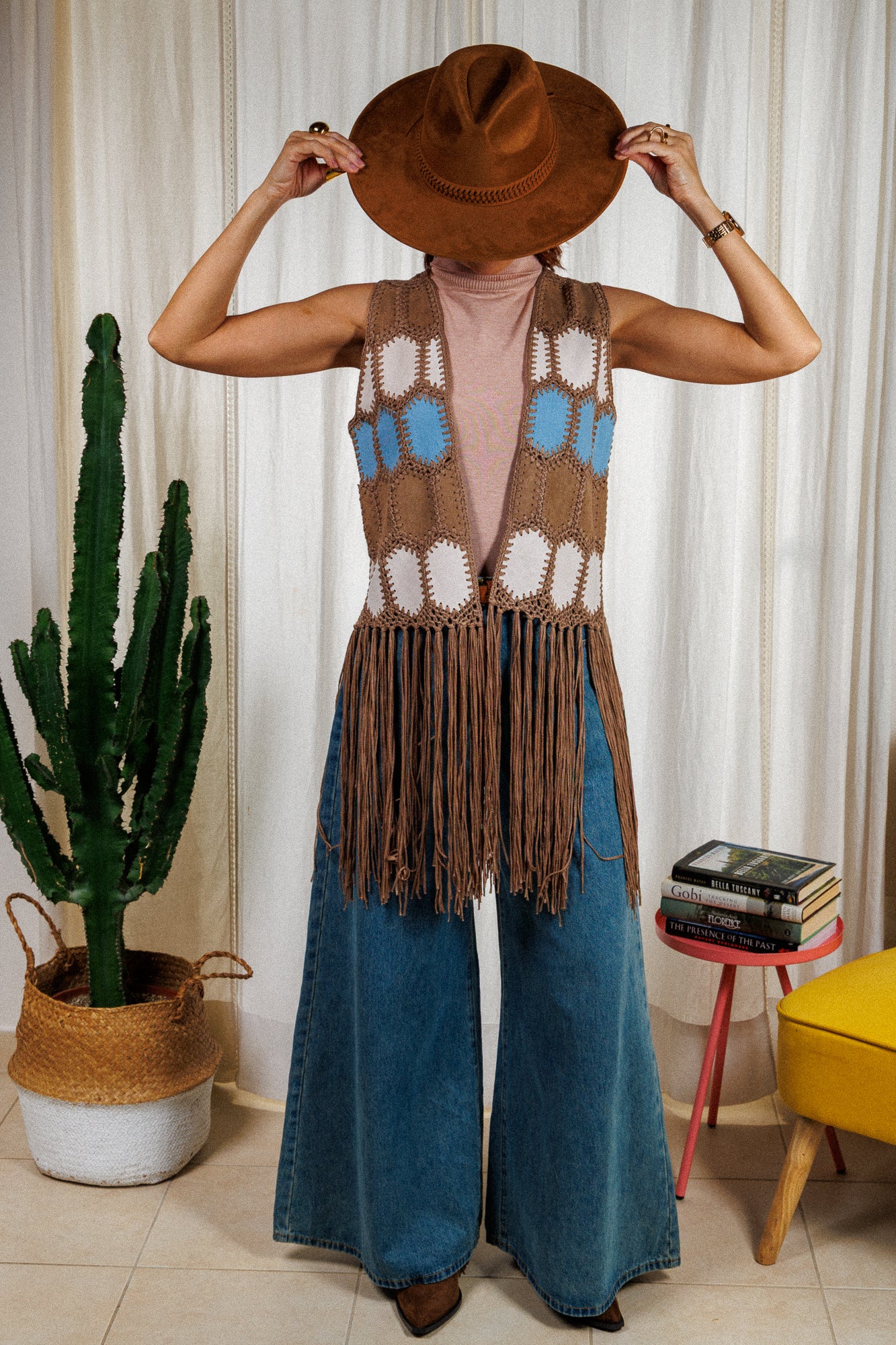 Бохо елек с ресни и дизайн.