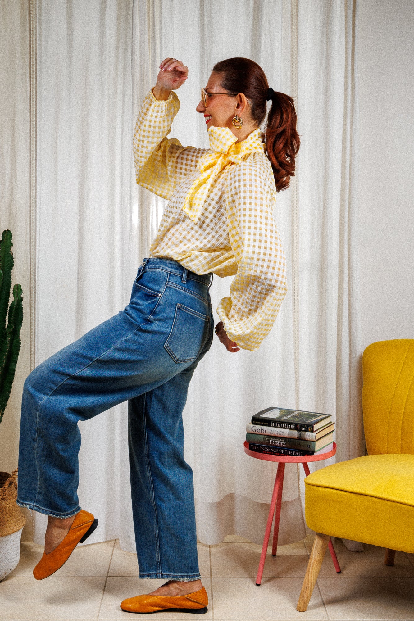 жълта риза на каре, връзка - панделка, свободна, екологичен тенсел. Елегантна риза, спортно-елегантна.