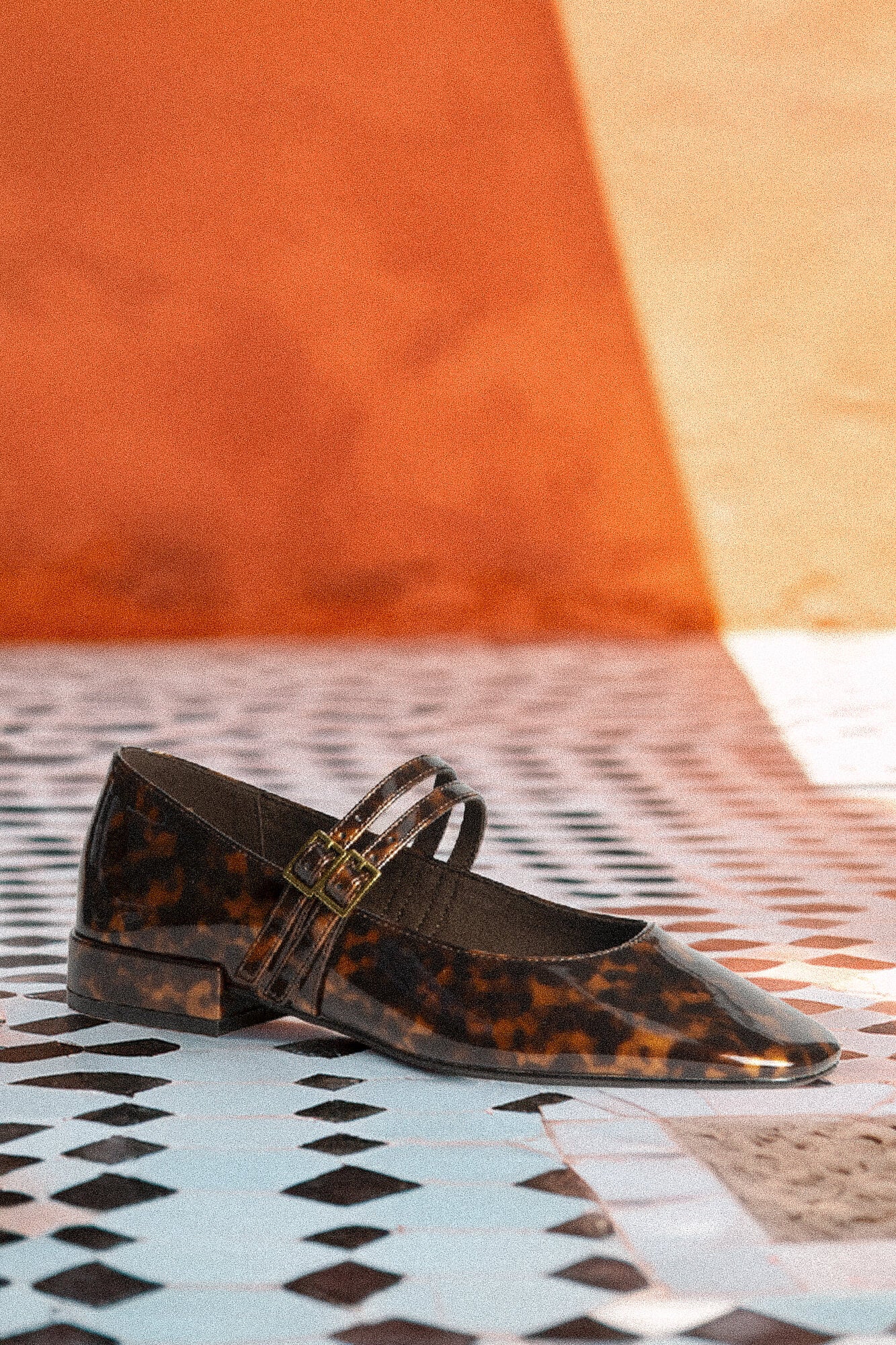 Обувки с нисък ток и лачено покритие Leopard