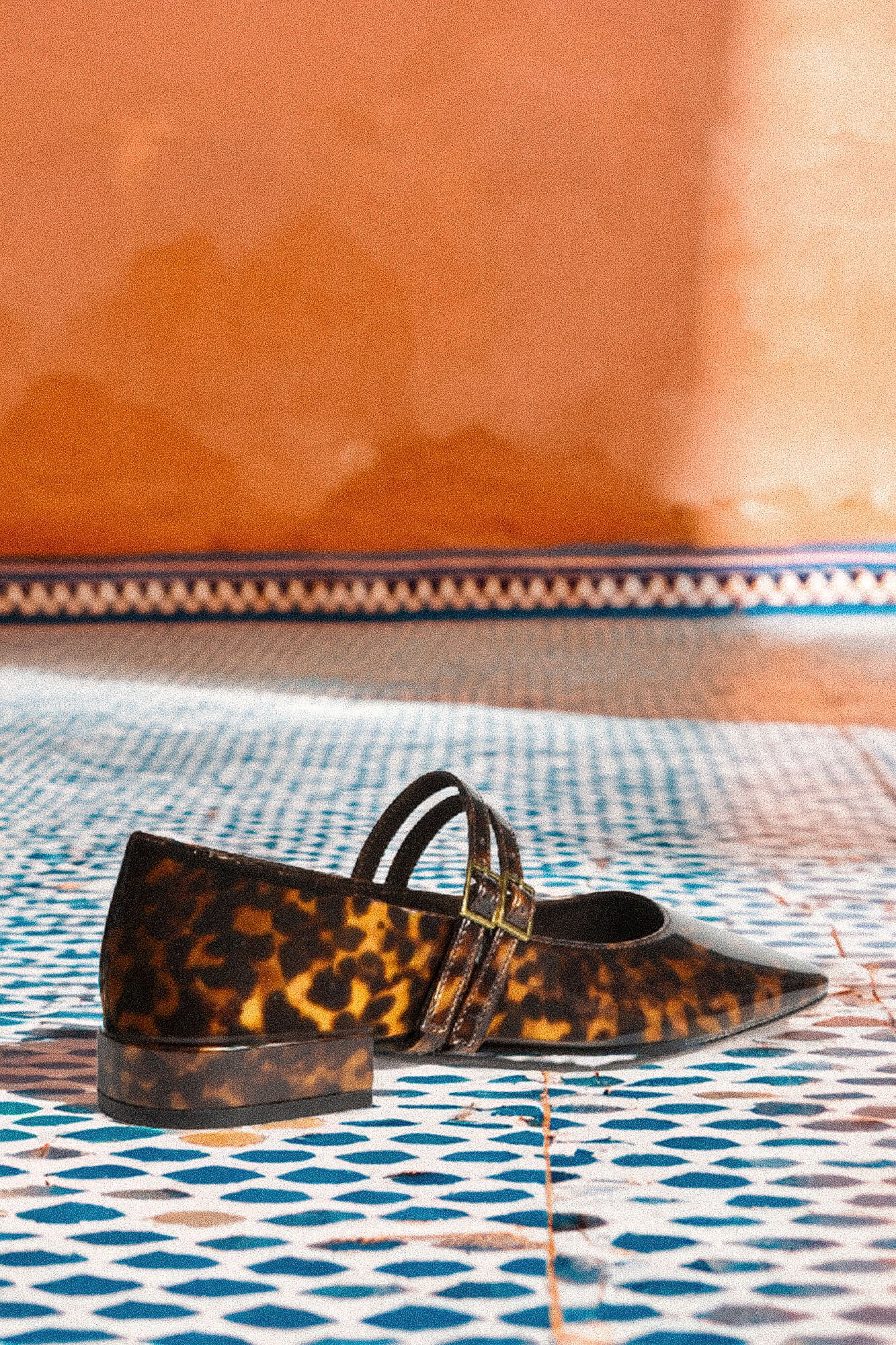 Обувки с нисък ток и лачено покритие Leopard