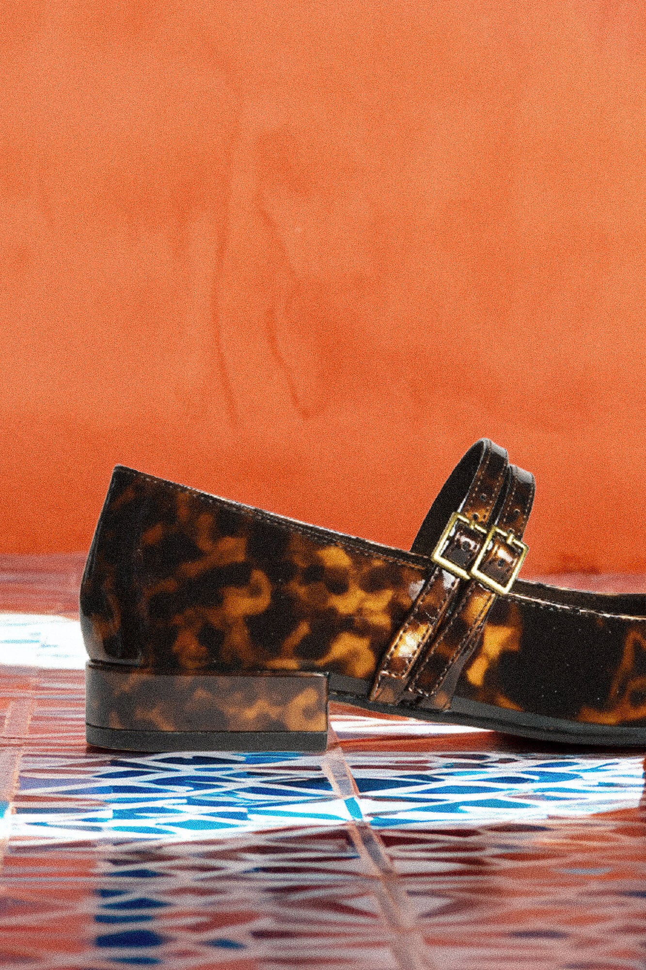 Обувки с нисък ток и лачено покритие Leopard