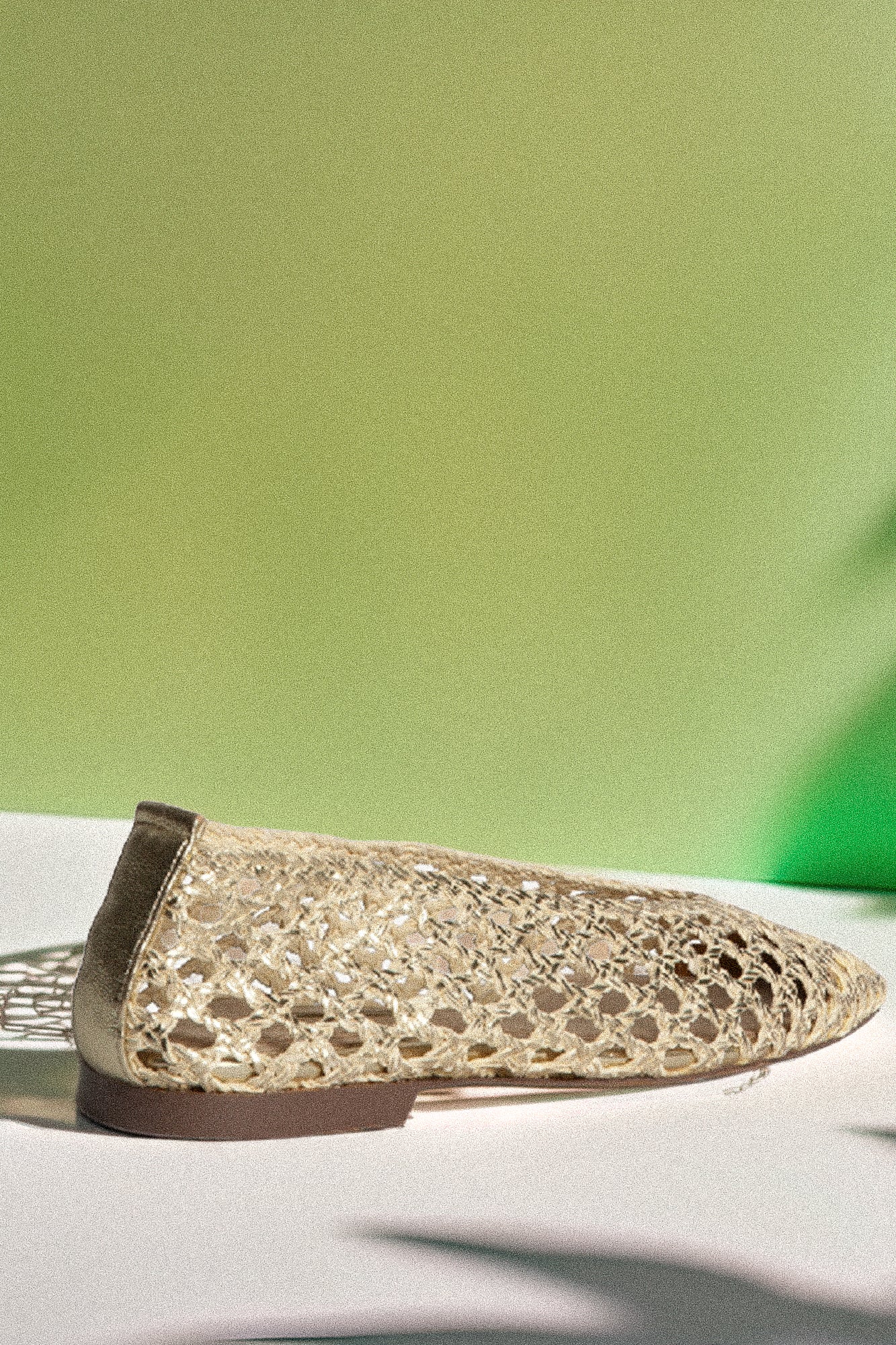 Плетени балерини с остър връх в златисто