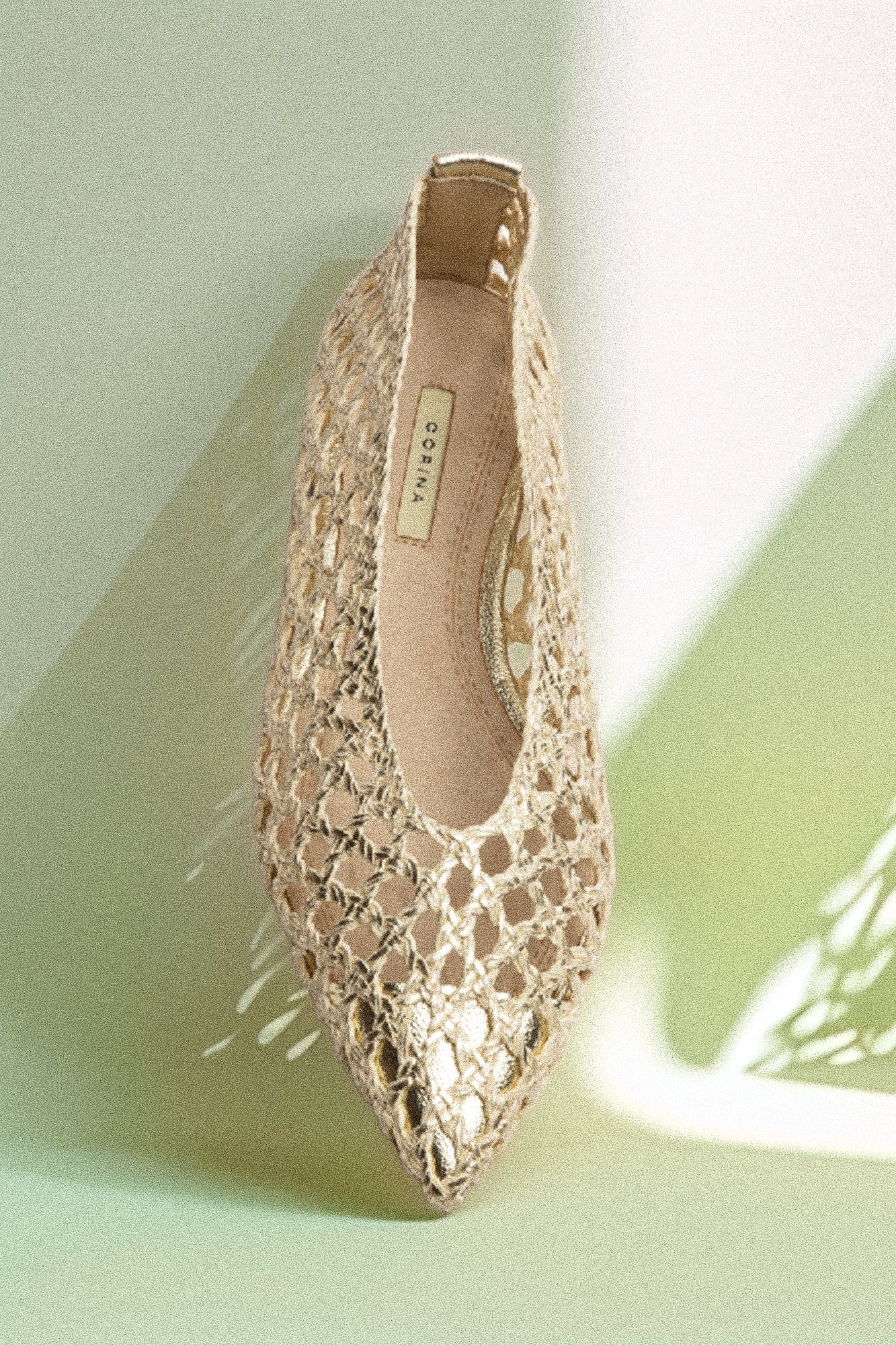 Плетени балерини с остър връх в златисто