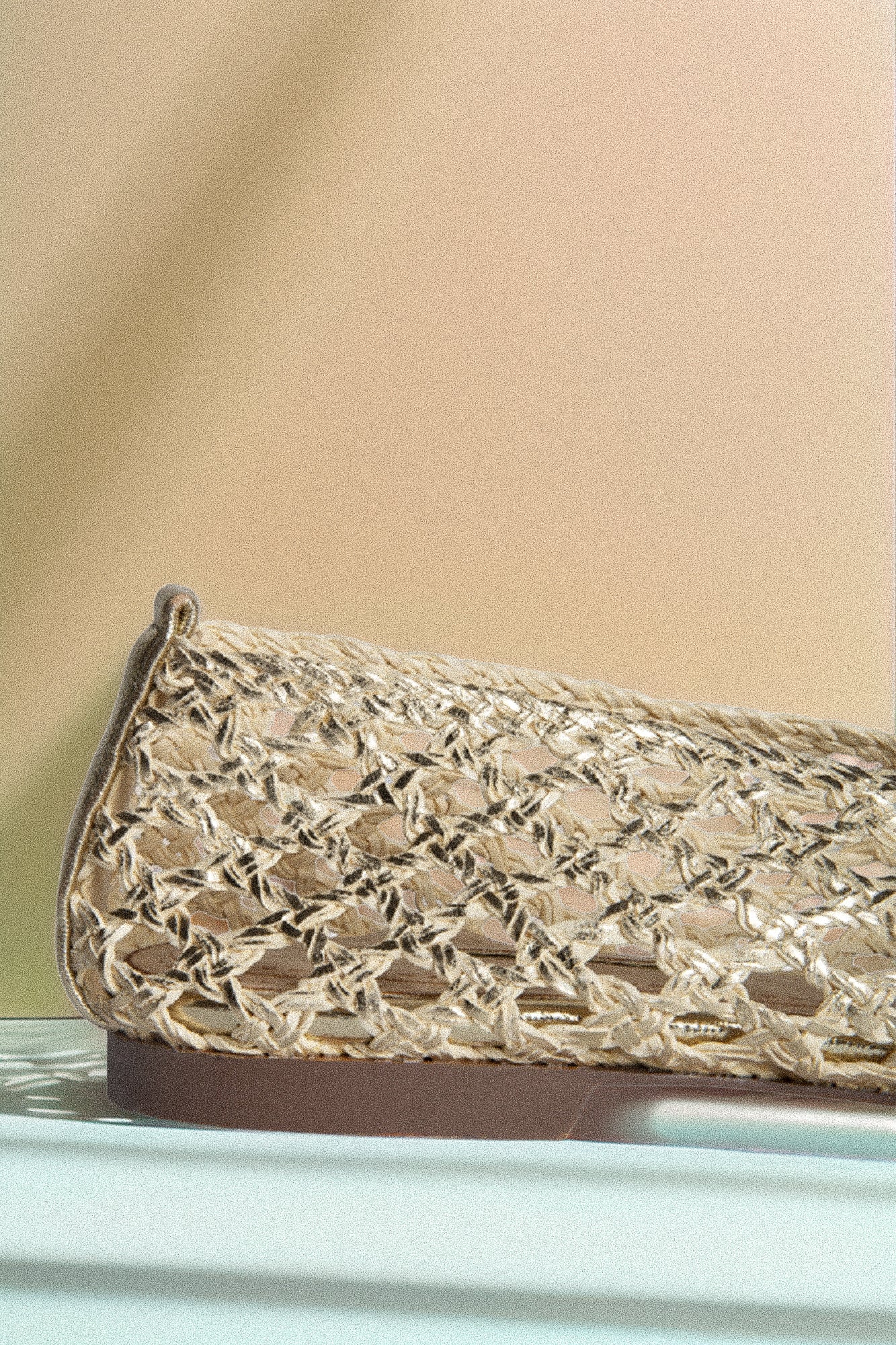 Плетени балерини с остър връх в златисто