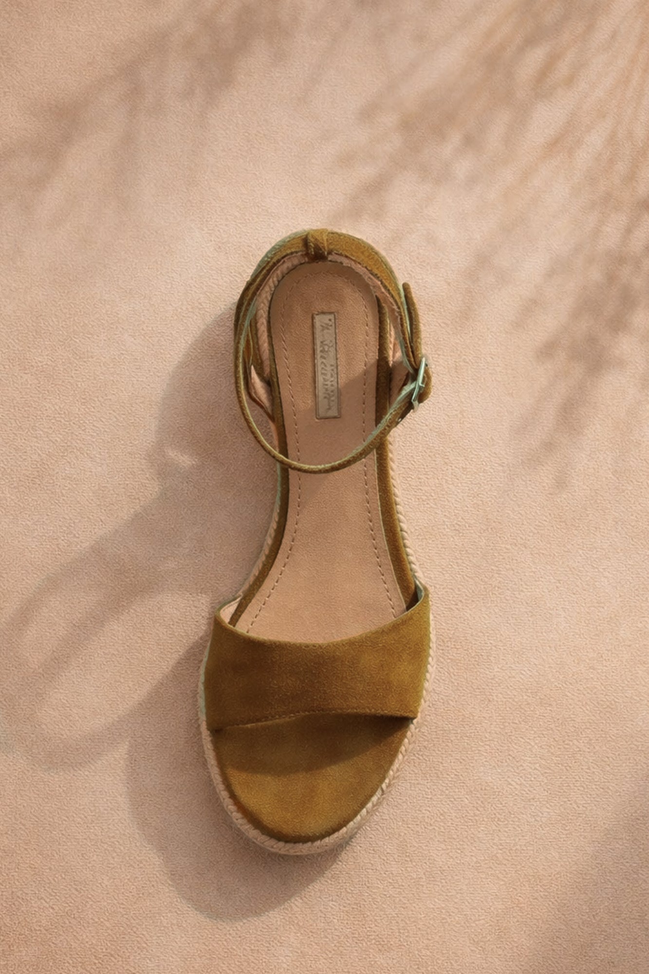 Сандал с плетен юта цилиндричен блок ток