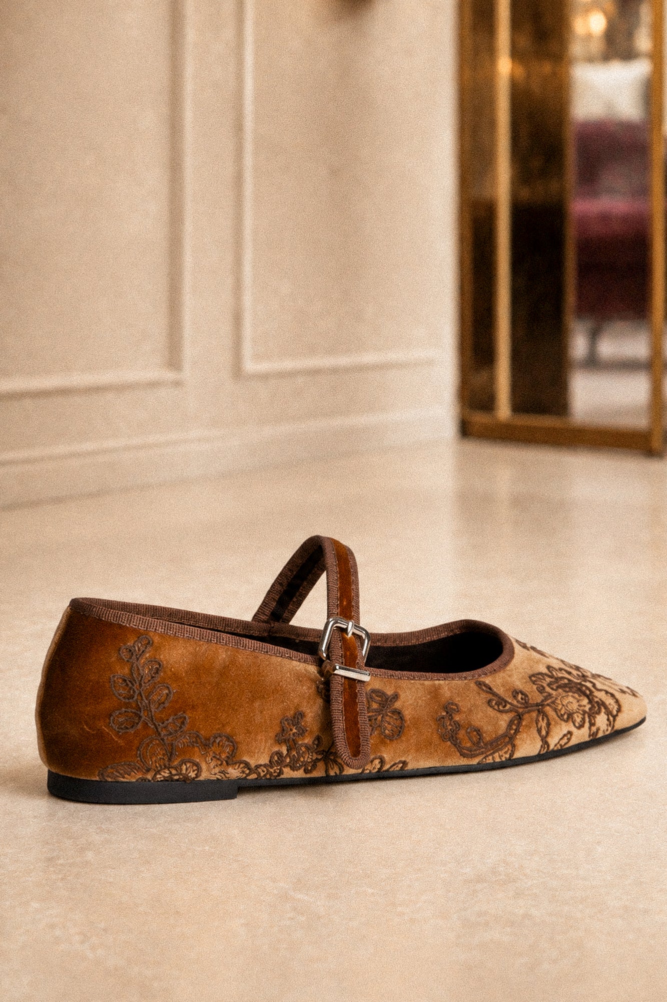 Balerrini de catifea cu ornamente în culoarea cappuccino