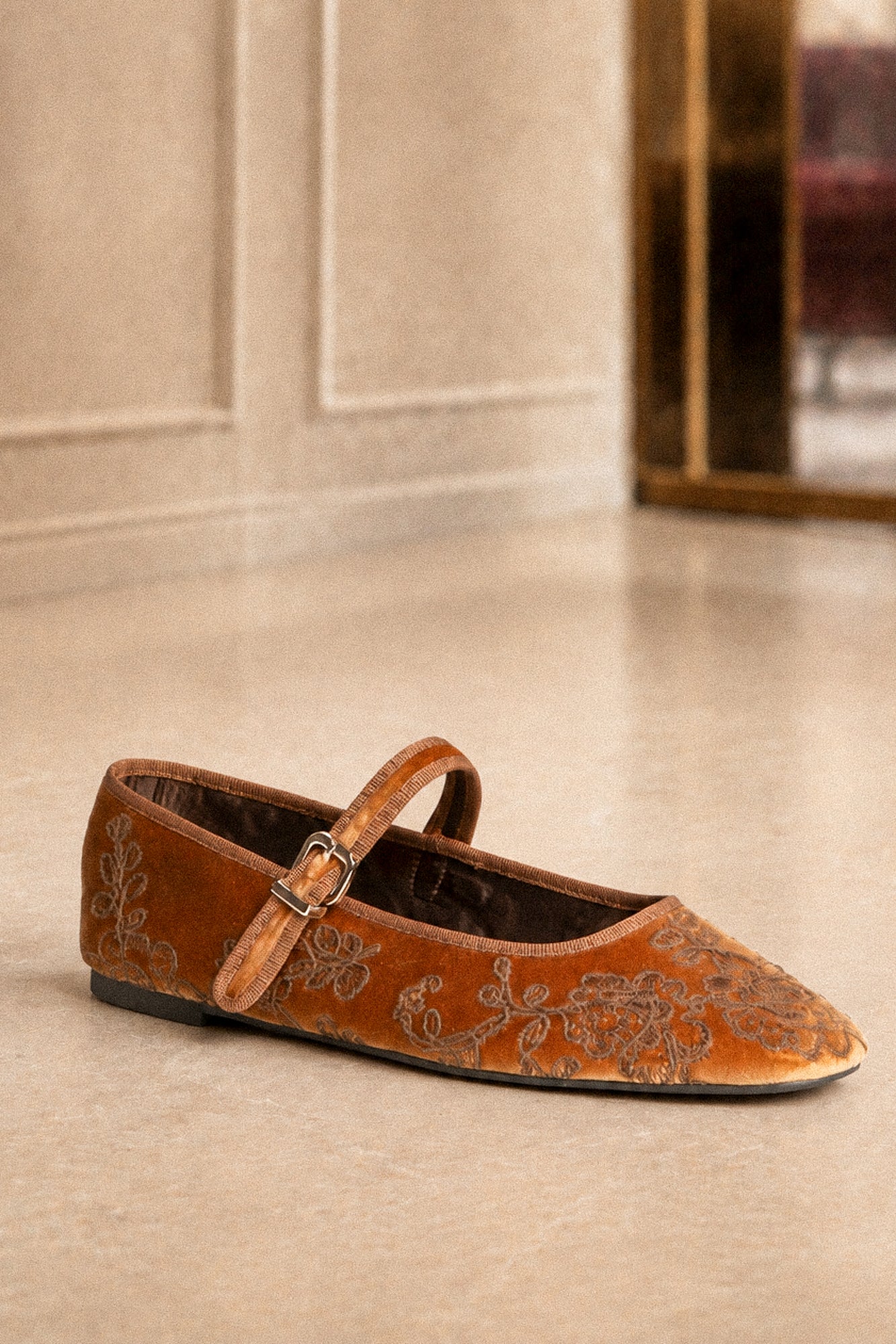 Balerrini de catifea cu ornamente în culoarea cappuccino
