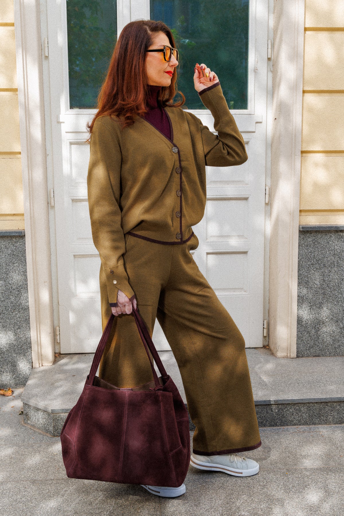 Set in a warm olive shade, made of viscose with contrasting trim.