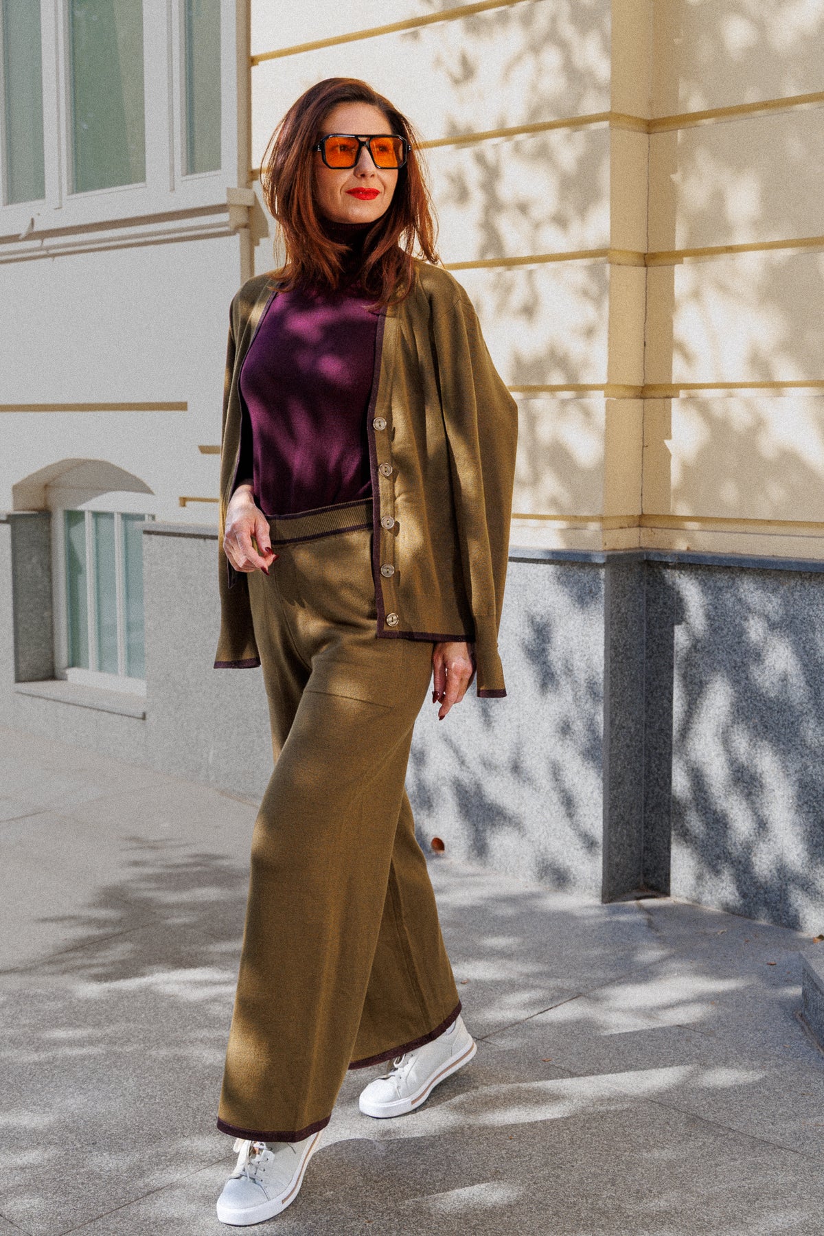 Set in a warm olive shade, made of viscose with contrasting trim.