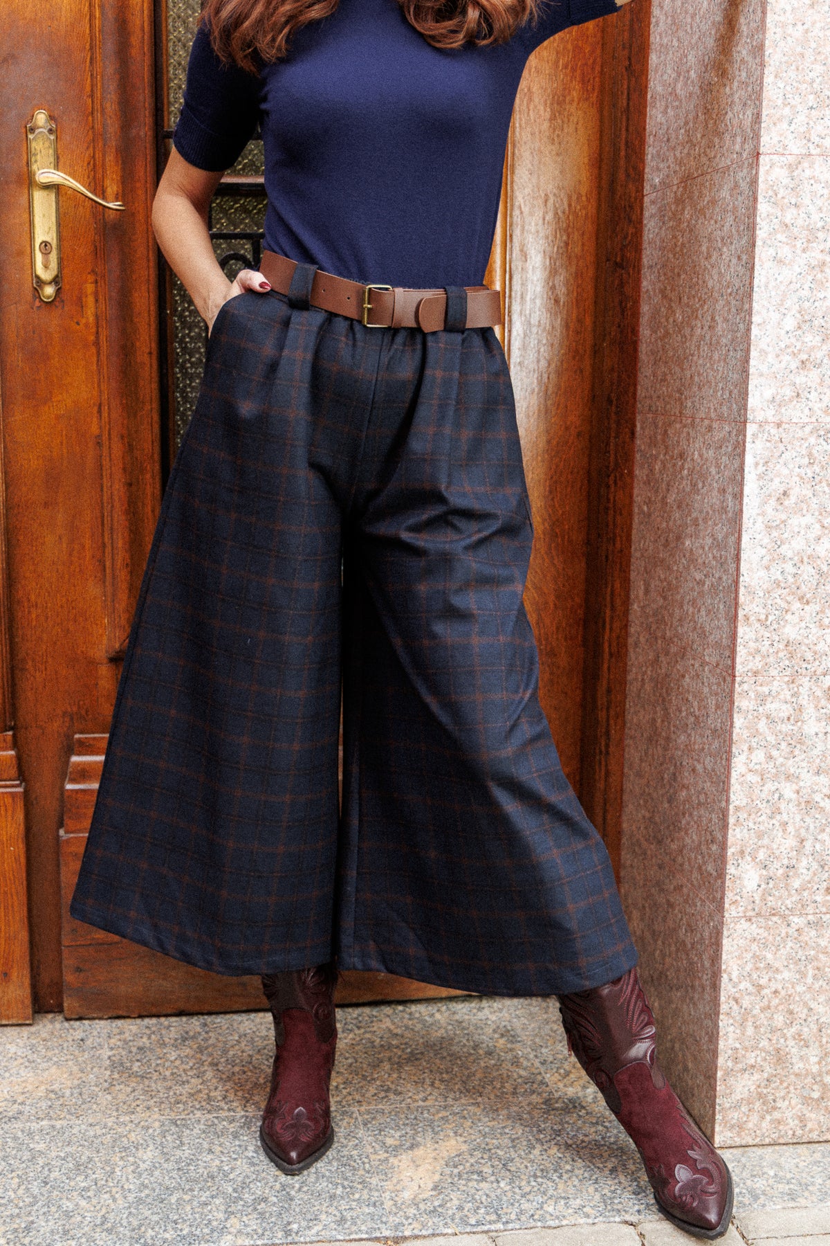Plaid culotte shorts with wide legs and a belt