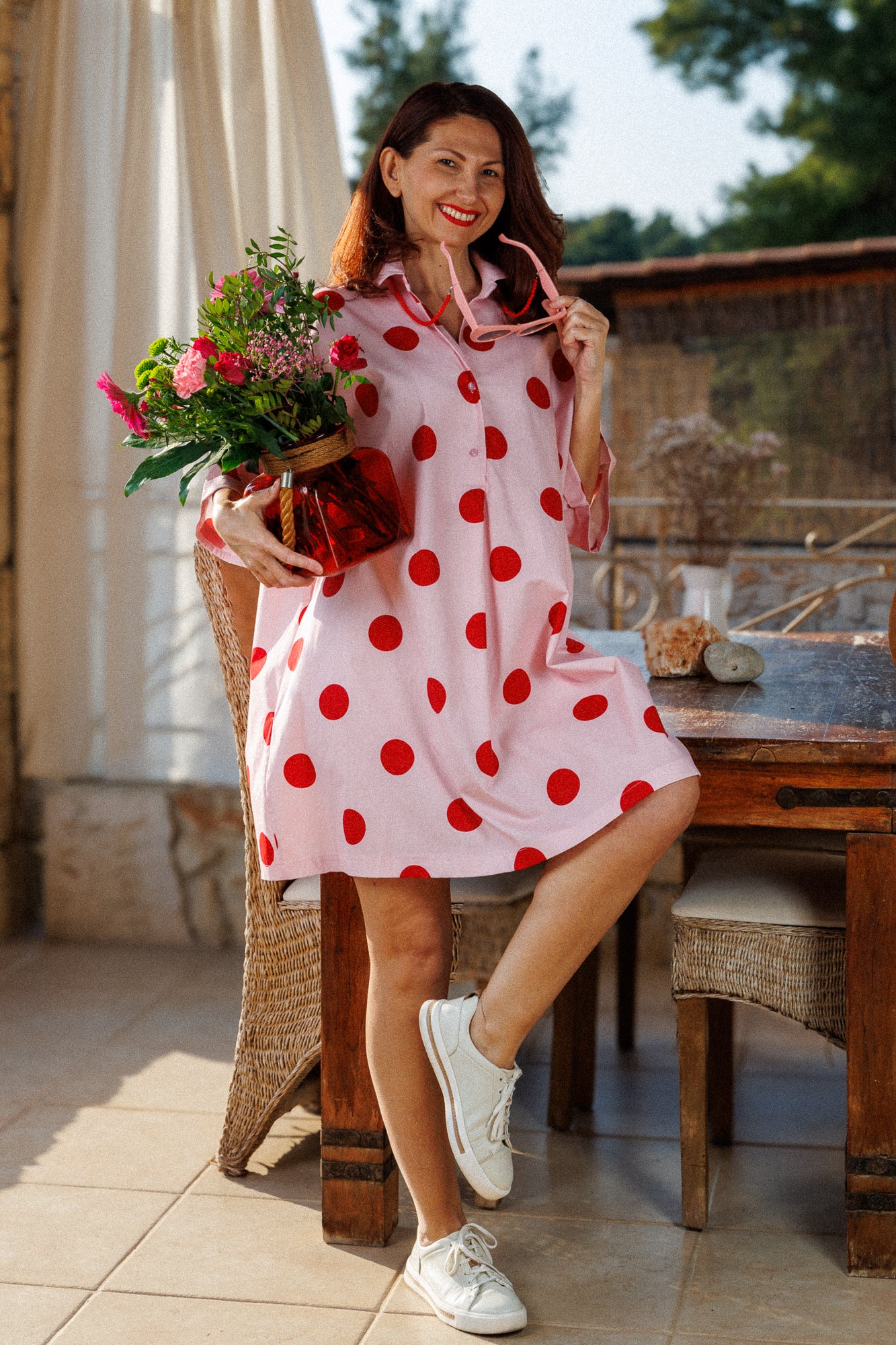 Супер чаровната рокля на точки!