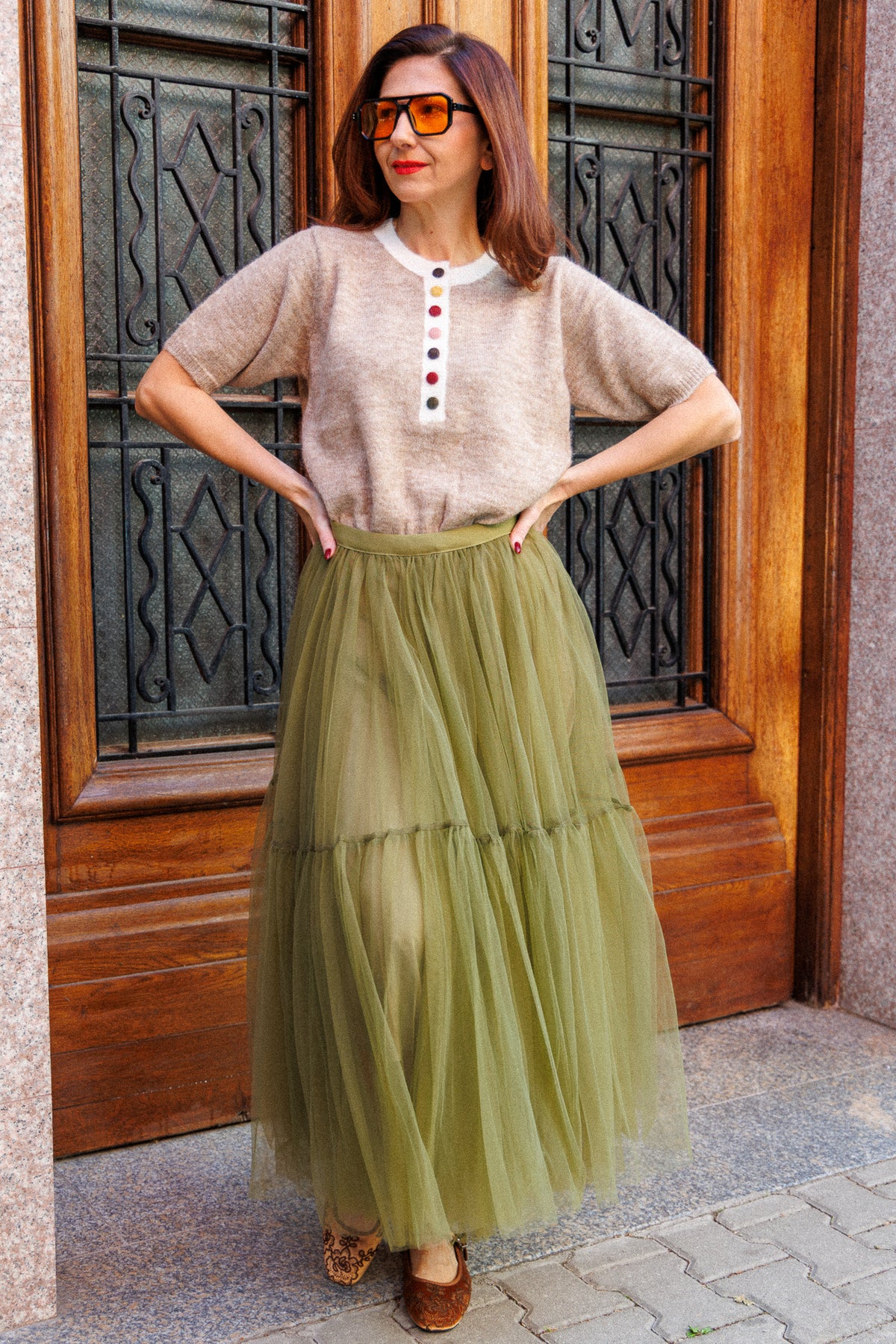 Flared tulle skirt with a ruffle in khaki

