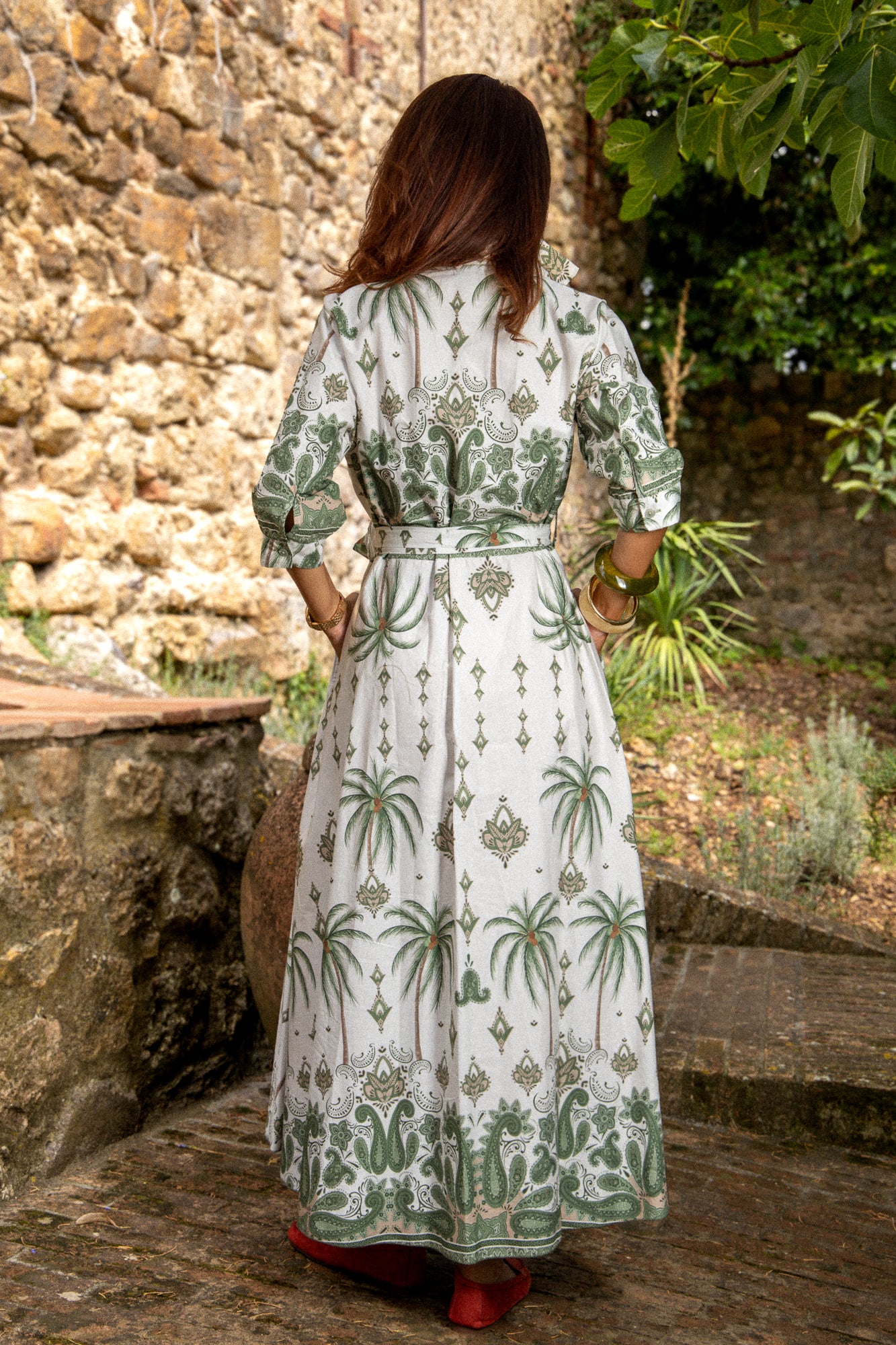 Роклята с красиви орнаменти и палми!